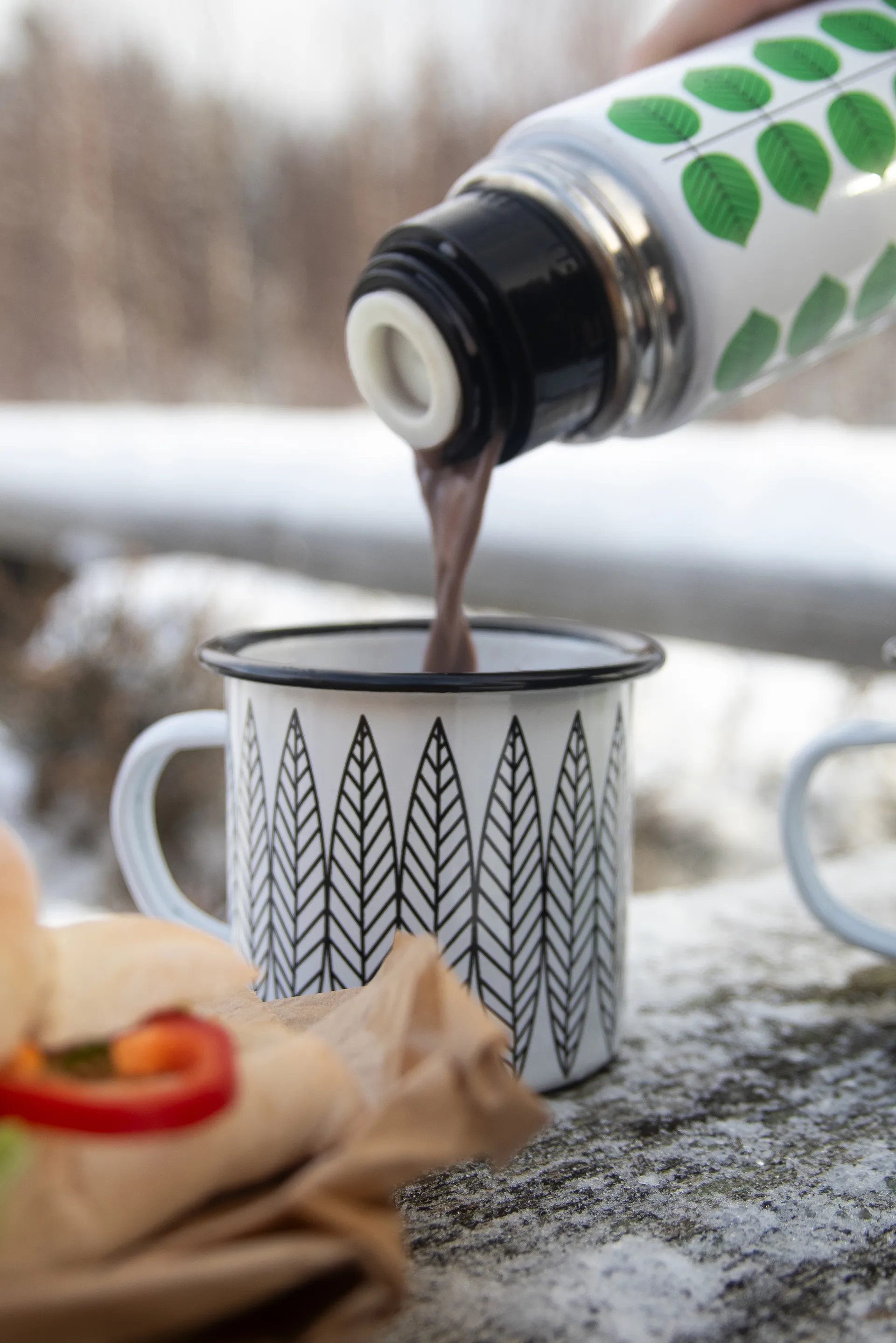 Mug en émail Salix, Blanc-noir Pluto Design