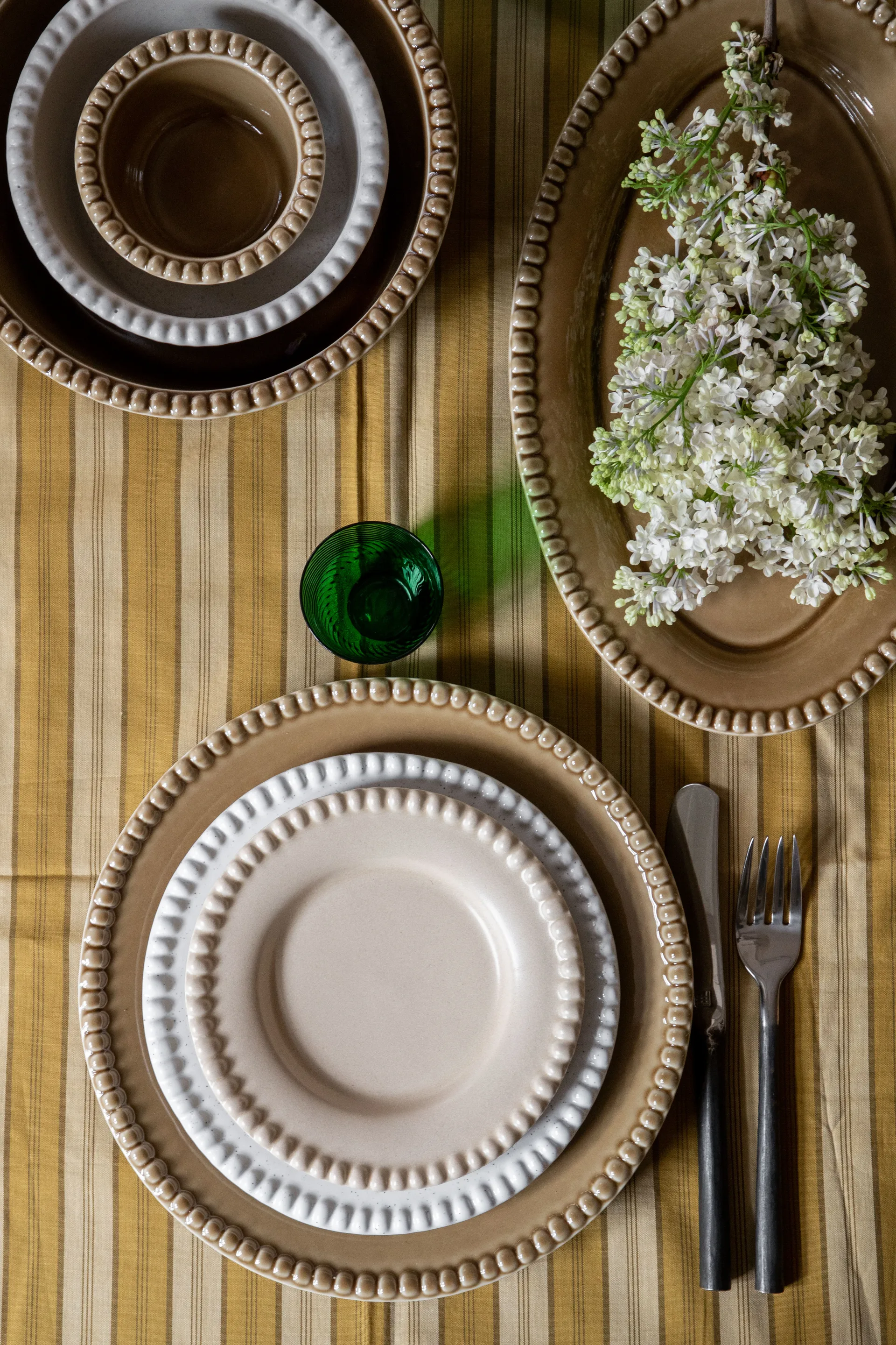 Plat à service Daria 35 cm grès, Umbra PotteryJo