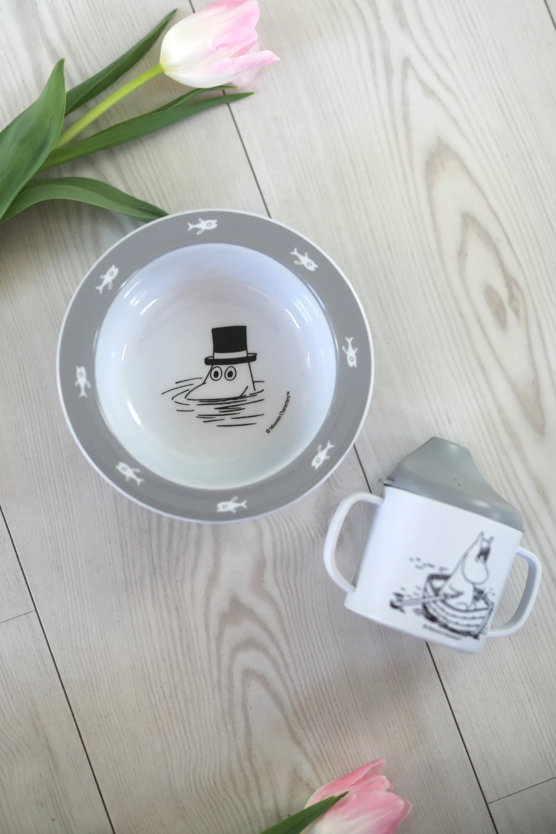 Mug avec bec & sous-tasse avec ventouse Mumin Vatten & Bad, Gris Rätt Start