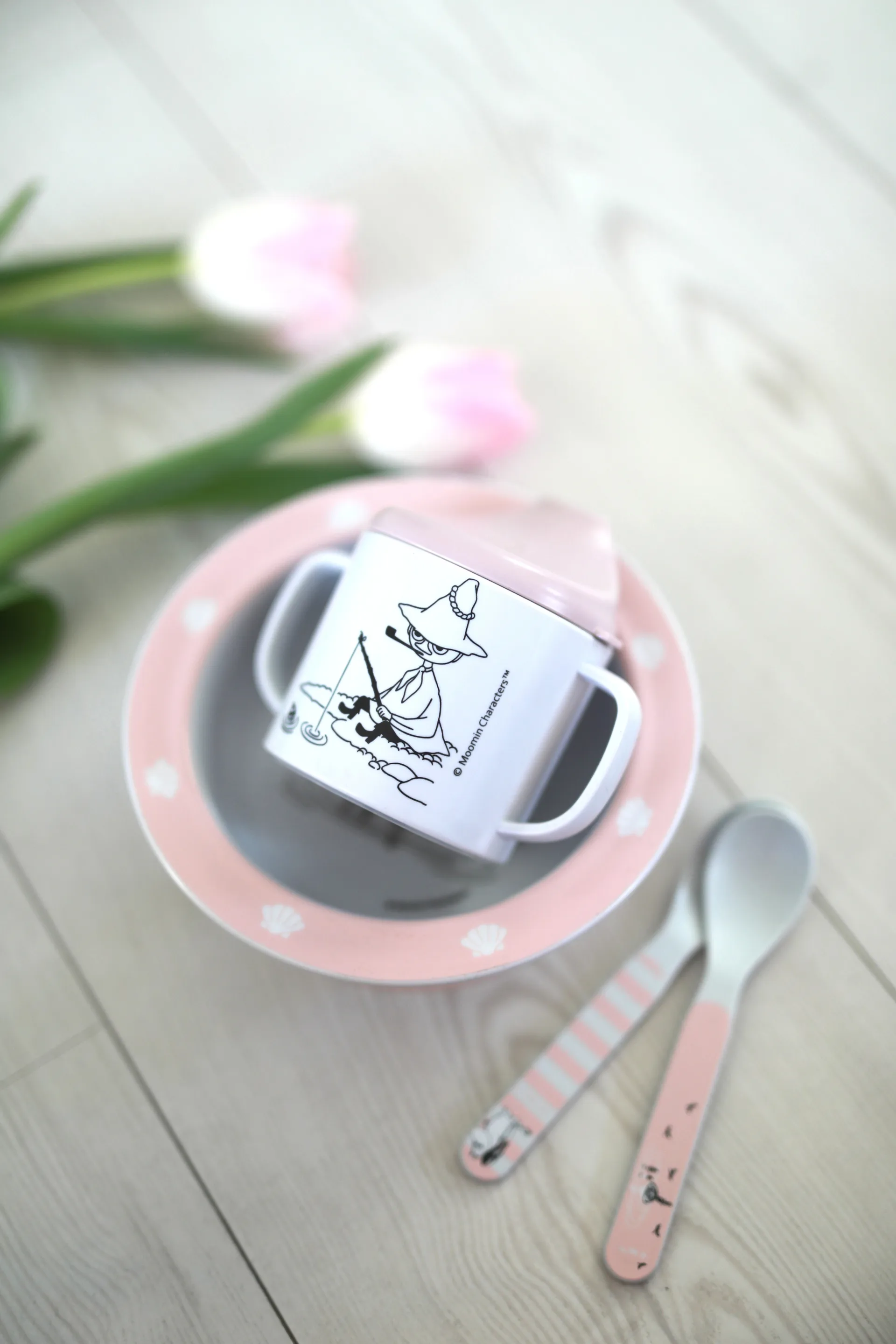 Mug avec bec & sous-tasse avec ventouse Mumin Vatten & Bad, Rose Rätt Start