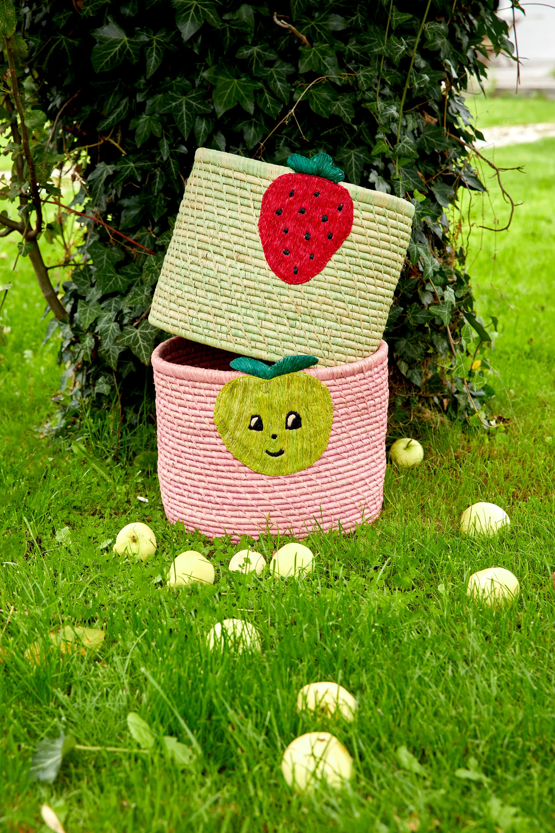Panier de rangement en raphia Rice Ø35 cm, Strawberry embroidery RICE