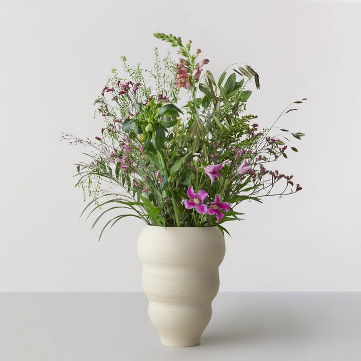 Hand turned Vase no. 60 Curved, Vanilla Ro Collection