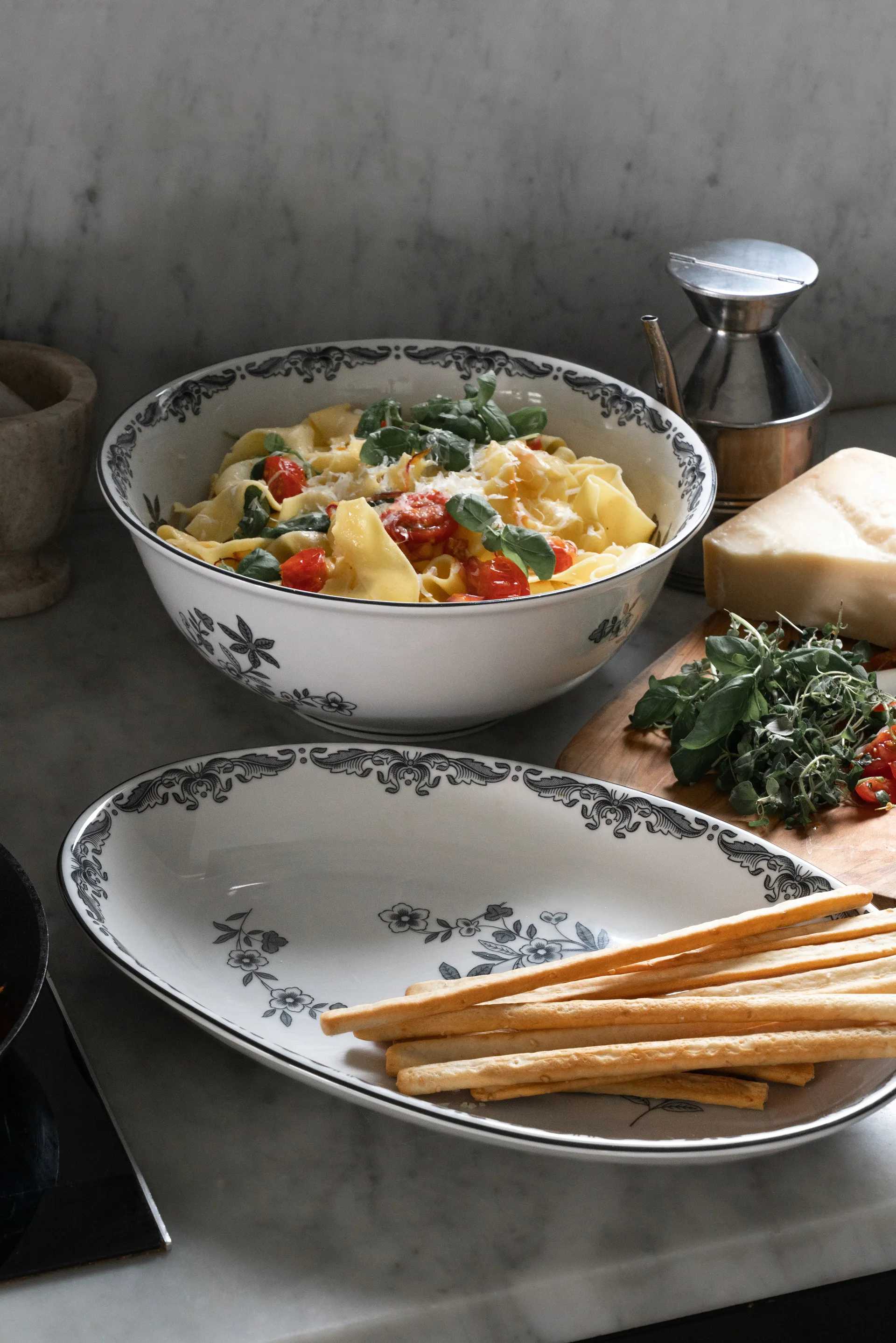 Plat à service Ostindia Svart oval 22x33 cm, Noir Rörstrand