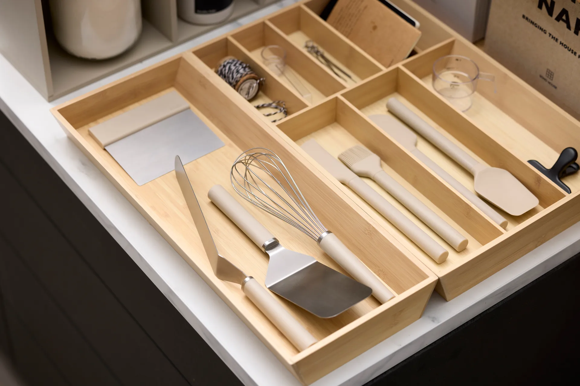 Spatule étroite Emma en acier 33 cm, Humus Rosti