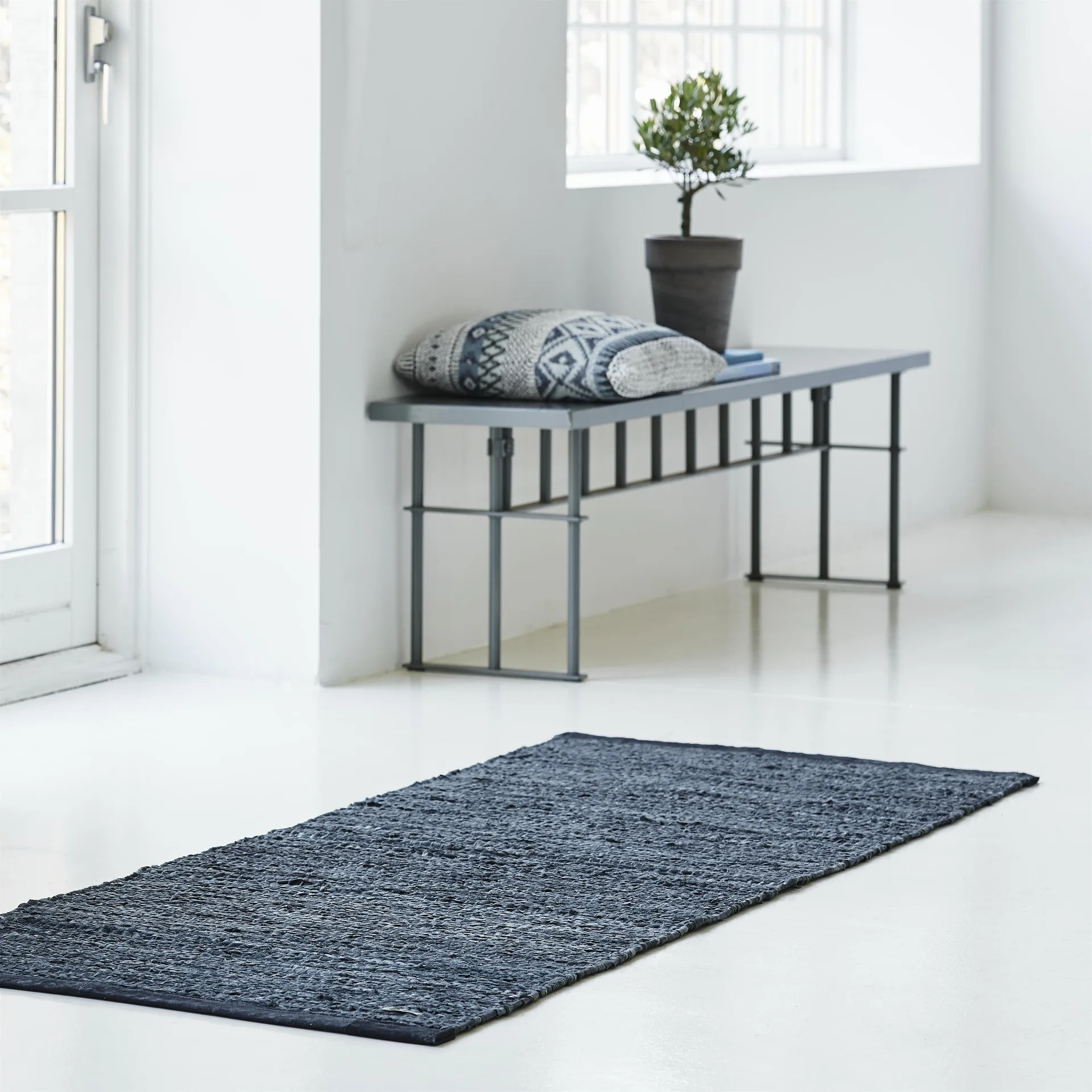 Tapis Leather 65x135cm, dark grey (gris foncé) Rug Solid