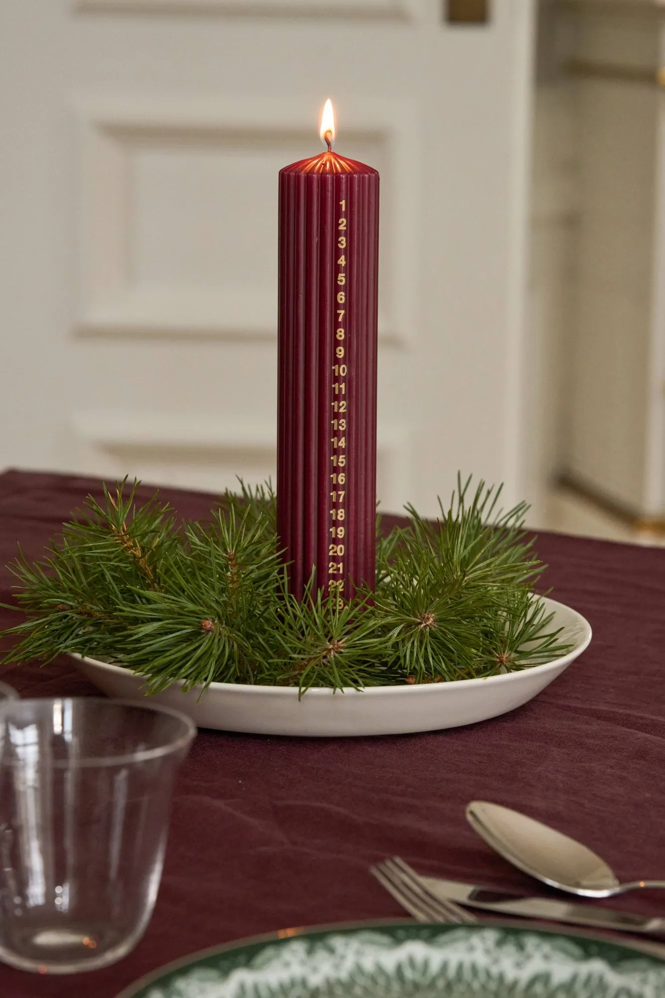 Bougie de l’Avent Awaiting, Deep wine, 25 cm Scandi Essentials