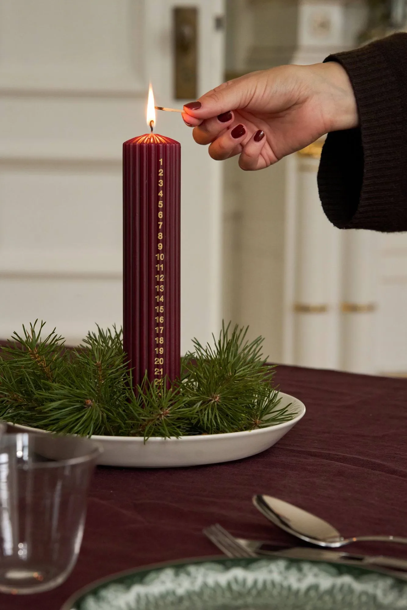 Bougie de l’Avent Awaiting, Deep wine, 25 cm Scandi Essentials