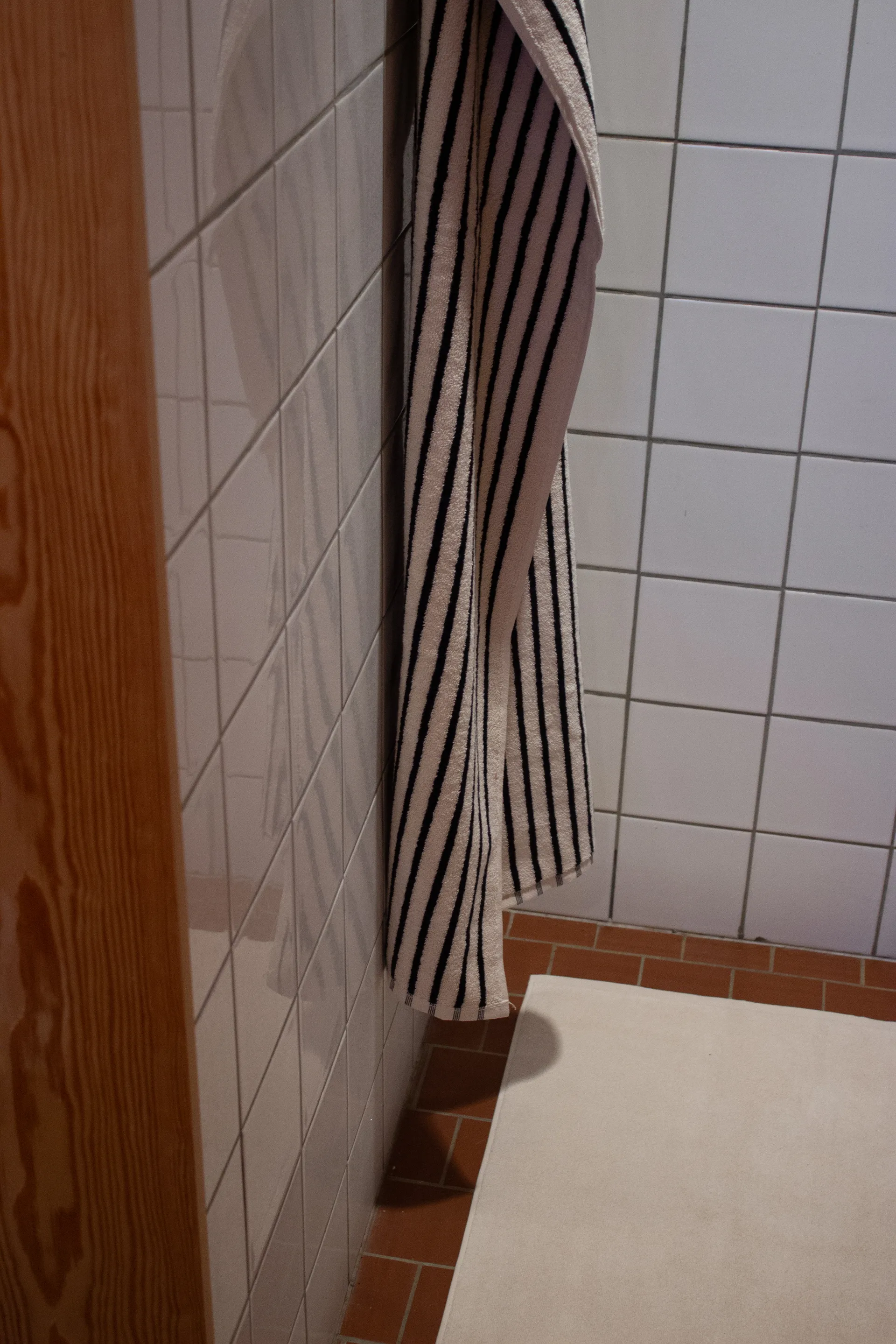 Drap de bain Drift 100x150 cm, Blanc-noir Scandi Living