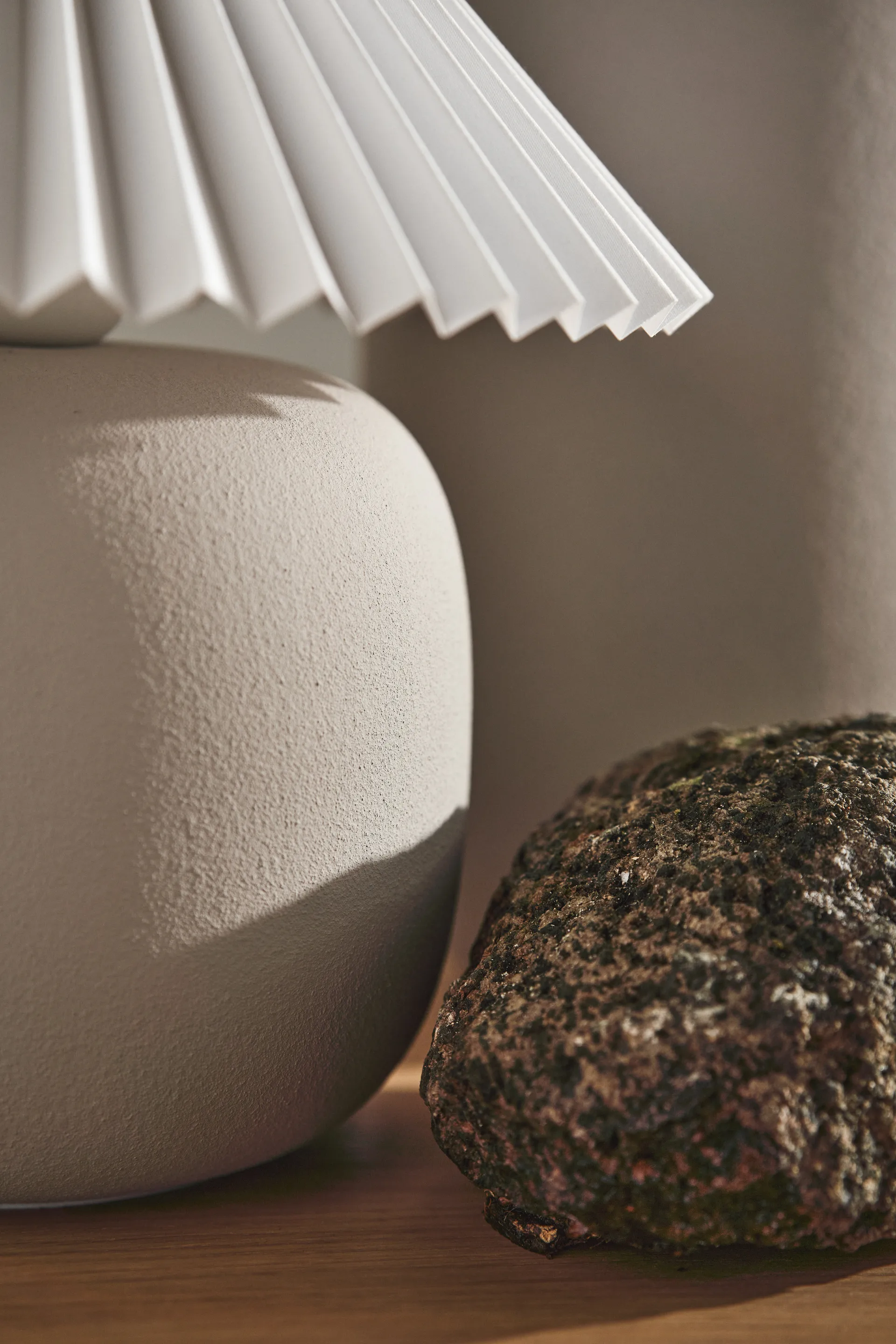 Lampe de table Boulder 29 cm beige-pleated white Scandi Living