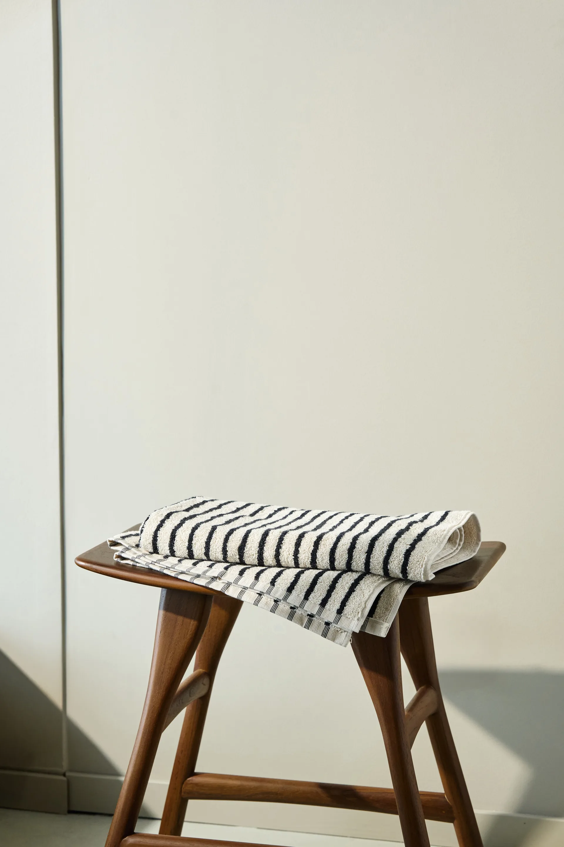 Serviette de bain Drift 70x140 cm, Blanc-noir Scandi Living