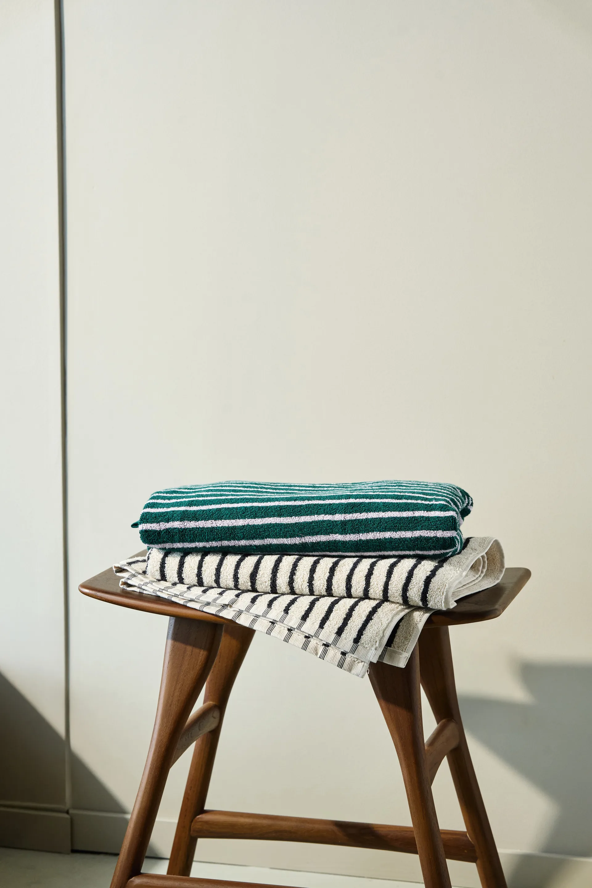 Serviette de bain Drift 70x140 cm, Blanc-noir Scandi Living