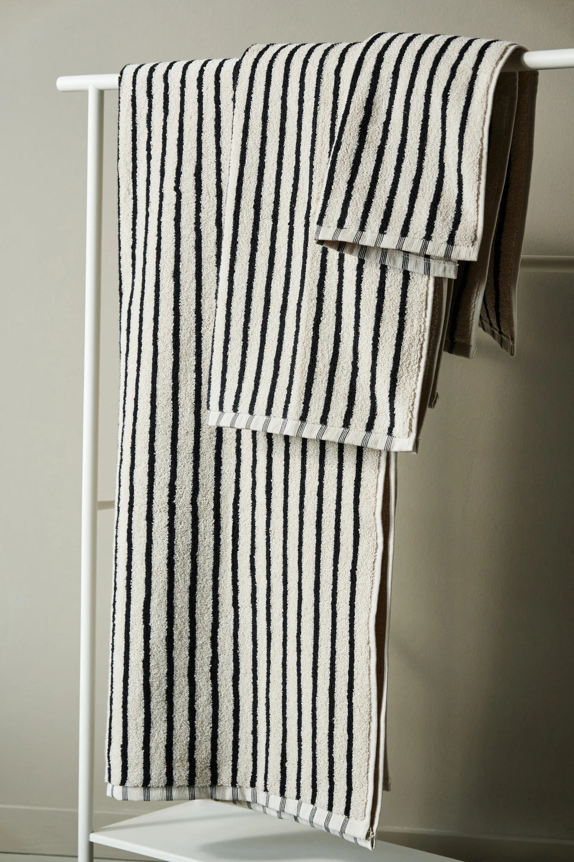 Serviette Drift 50x70 cm, Blanc-noir Scandi Living