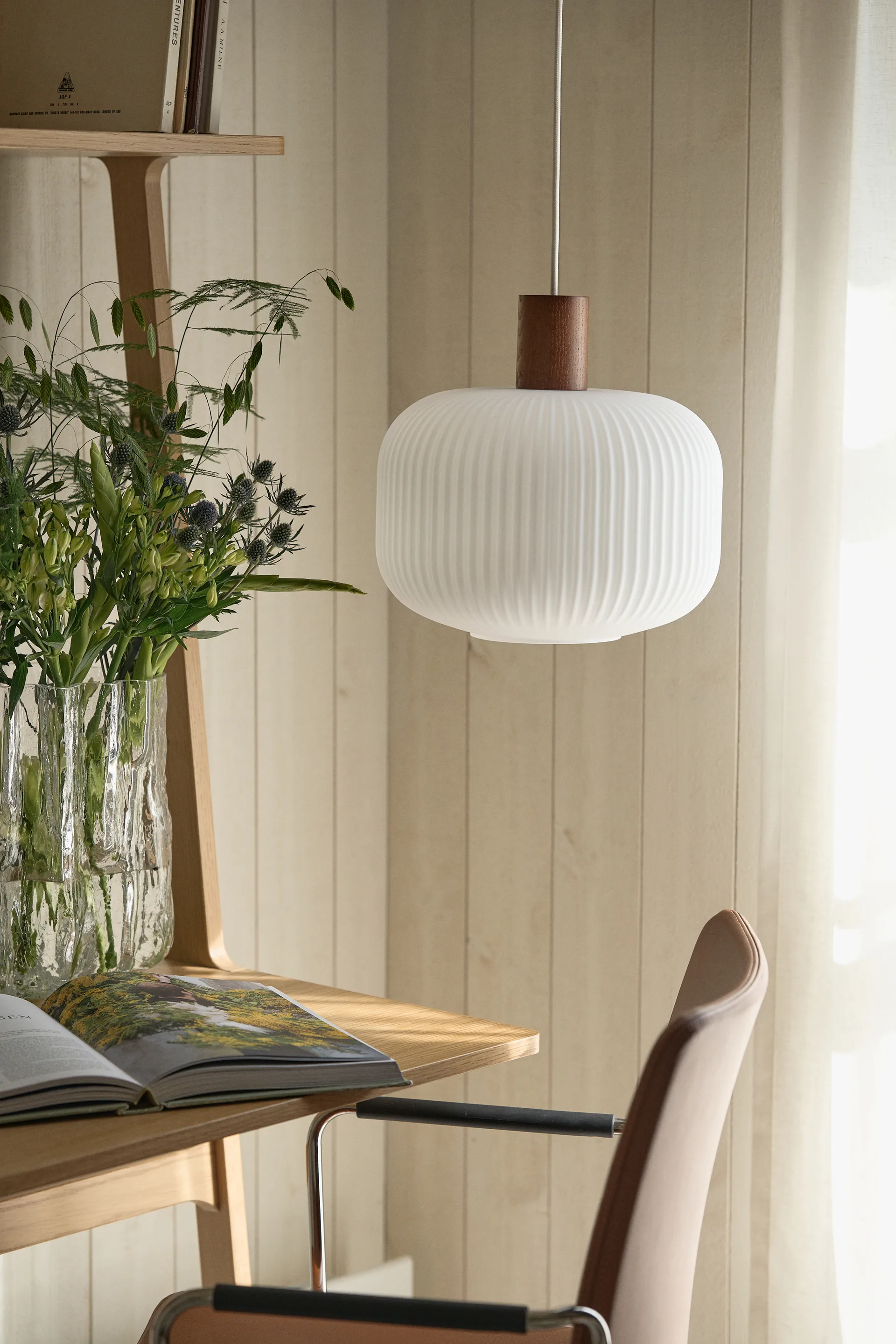 Suspension Fair Ø30 cm, Verre givré-frêne teinté foncé Scandi Living