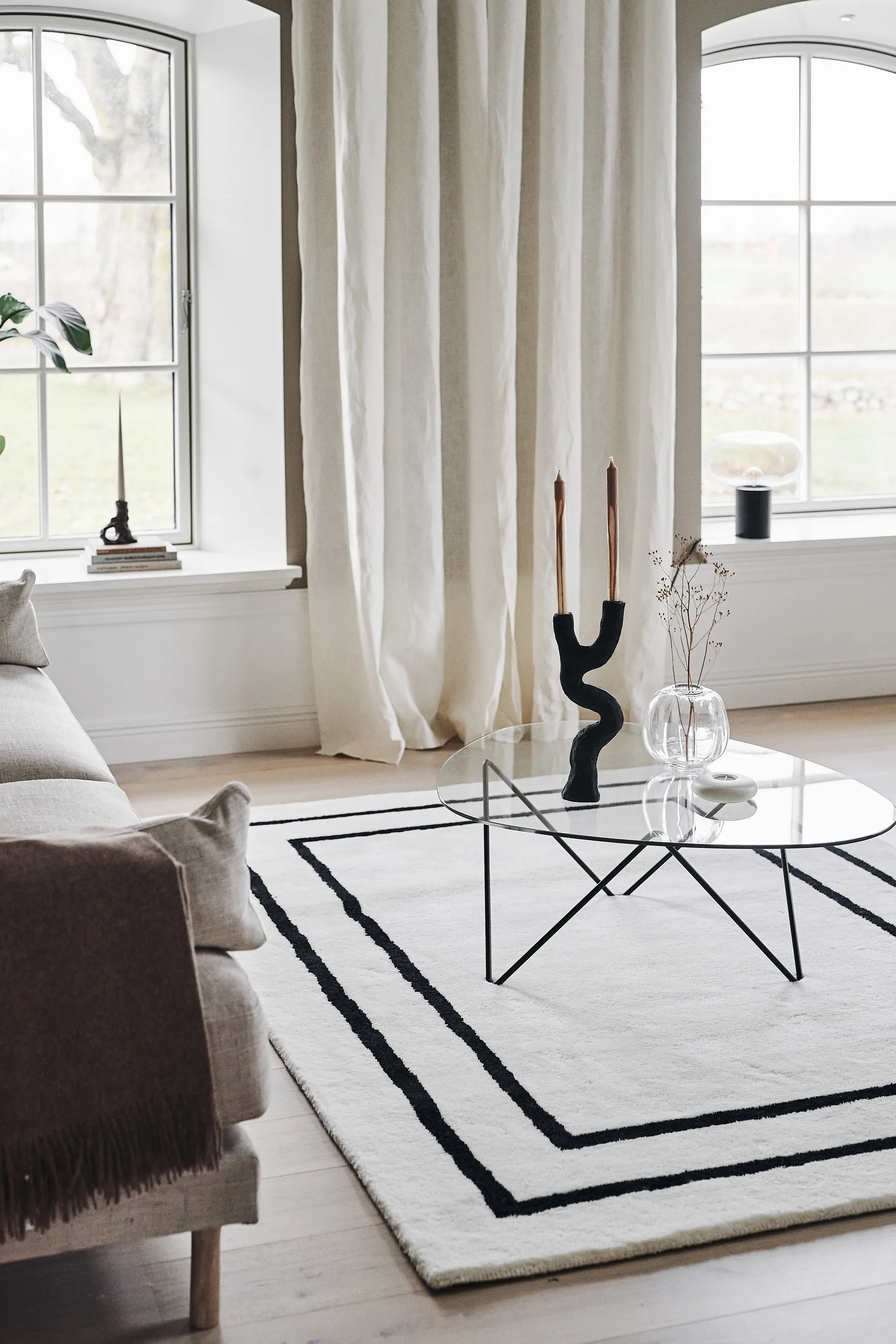 Tapis en laine Borders, Blanc-noir 170x240 cm Scandi Living
