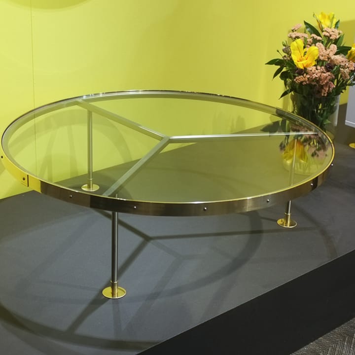 Table basse 14 - verre, structure en acier laqué, plaque en laiton - Scherlin