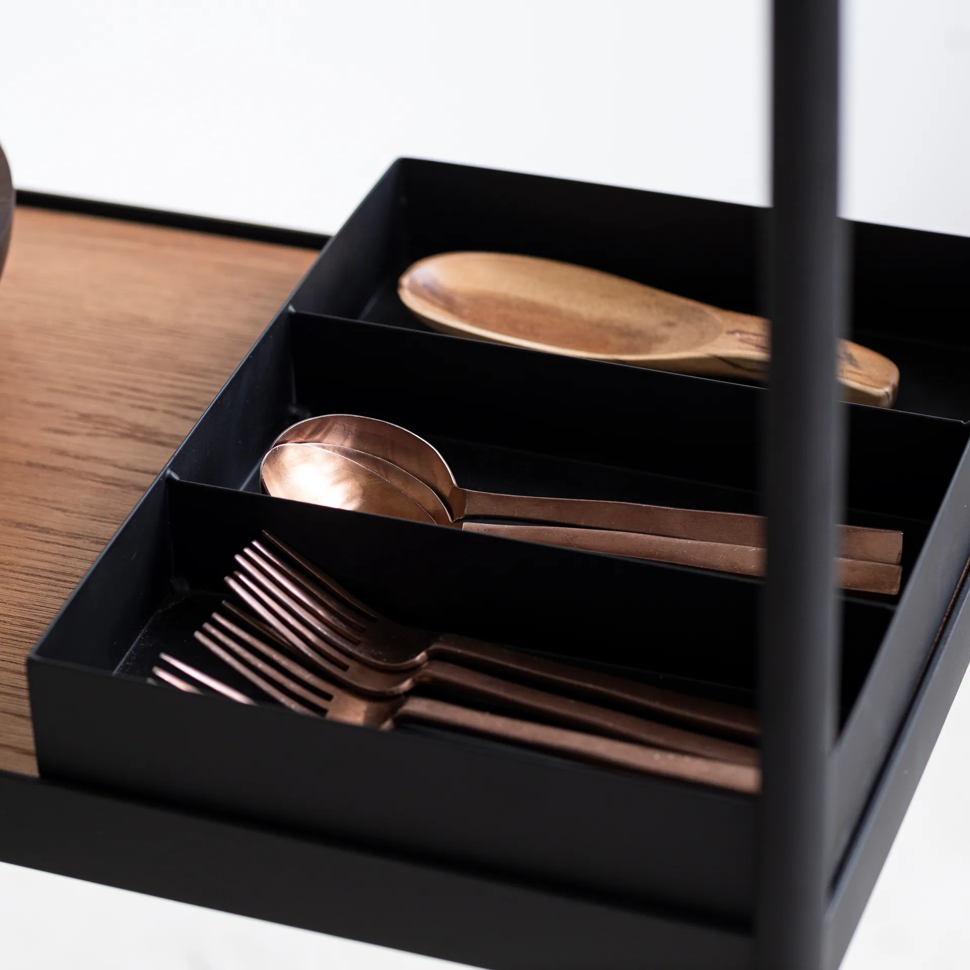 James serverondsvagn, Noir Serax