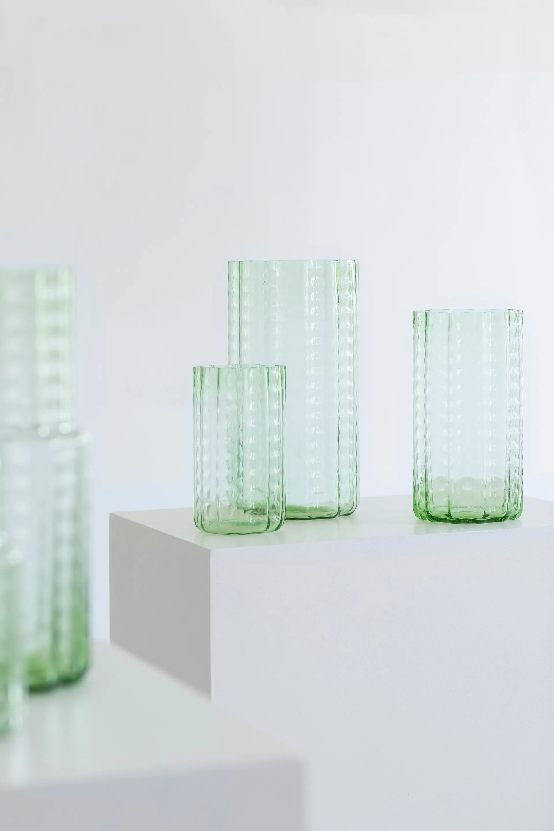 Vase Waves 01 21 cm, Green-clear Serax