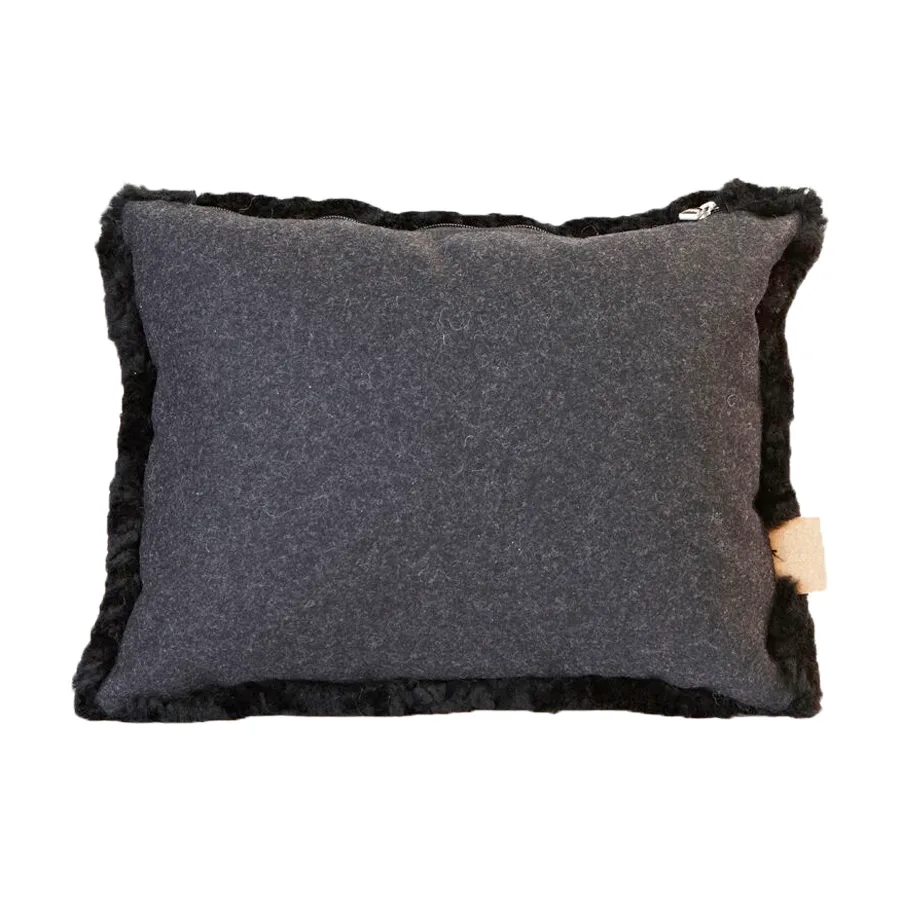 Coussin en peau de mouton Shepherd Lina 40 x 30 cm, noir Shepherd of Sweden