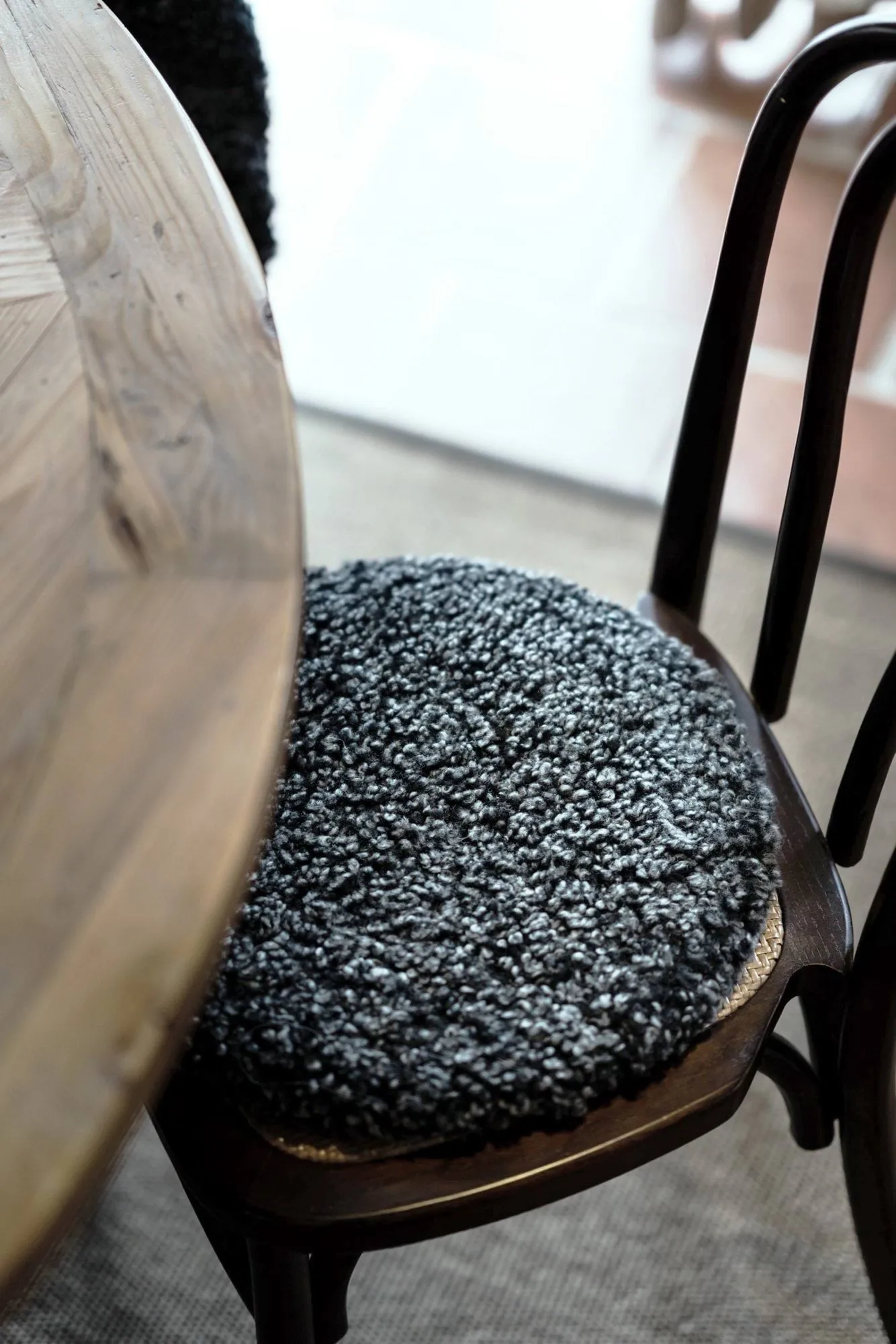 Jill coussin de chaise rembourré, Graphite noir (gris), Ø36 cm Shepherd of Sweden