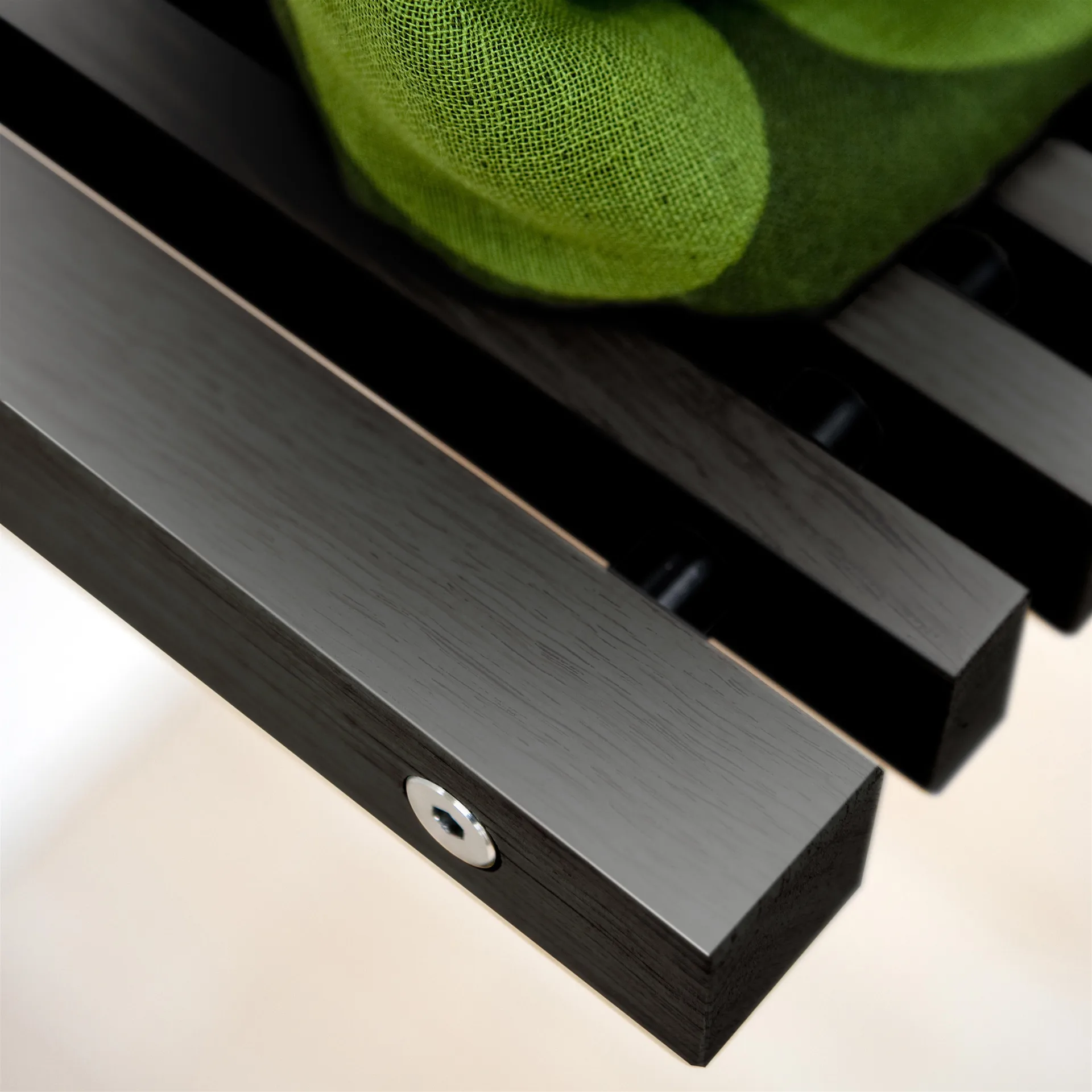 Chaise murale Cutter, chêne laqué noir Skagerak