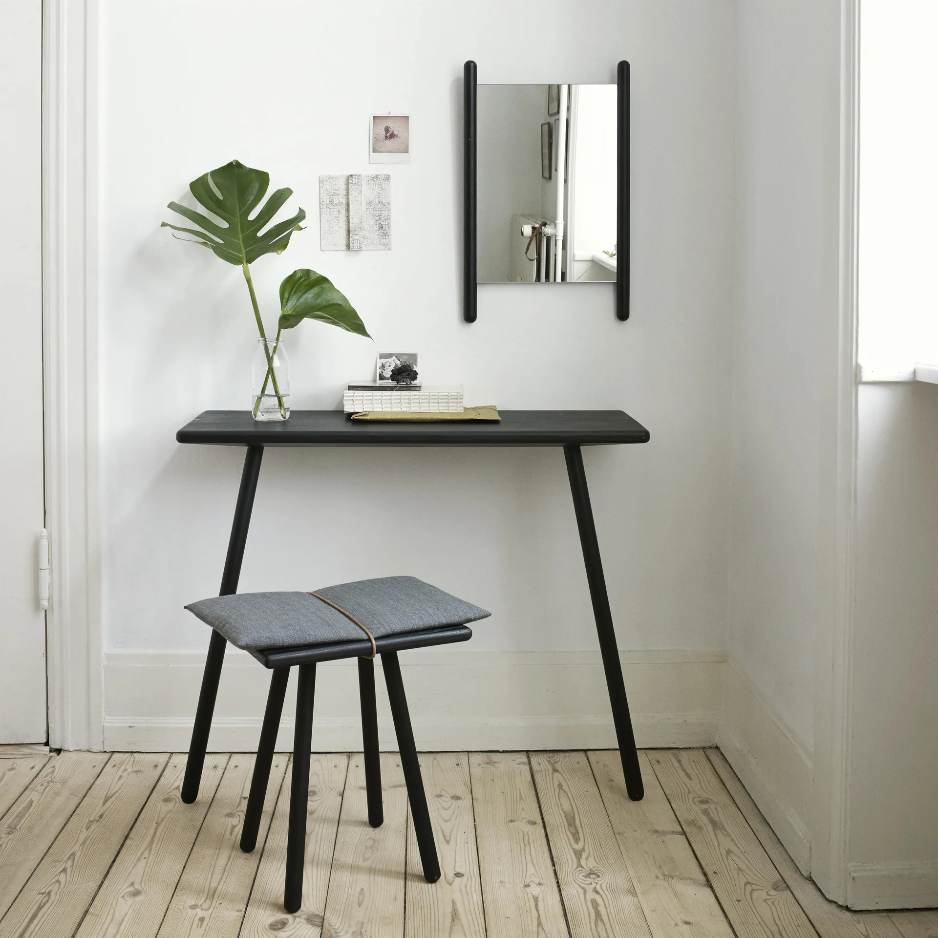 Tabouret Georg, chêne laqué noir Skagerak