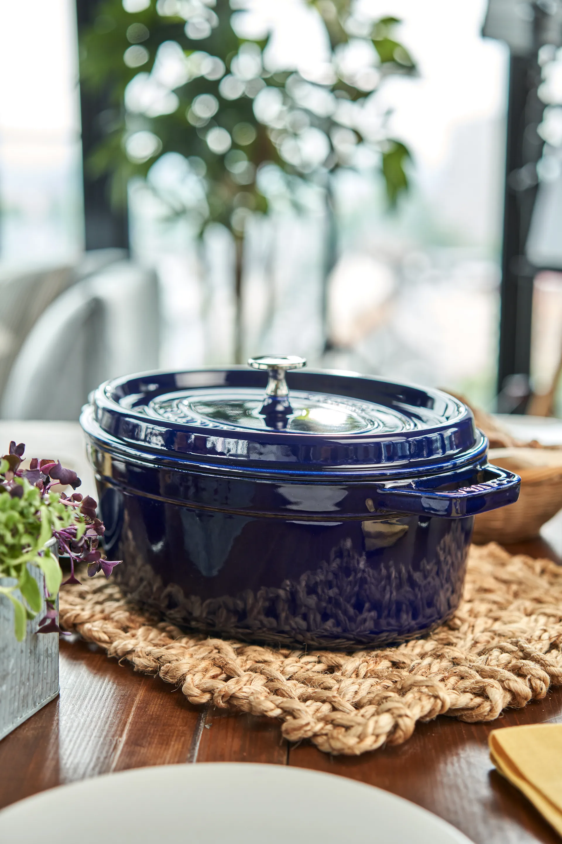 Cocotte en fonte ovale Staub, trois couches d'émail 4,2 l, bleu foncé STAUB