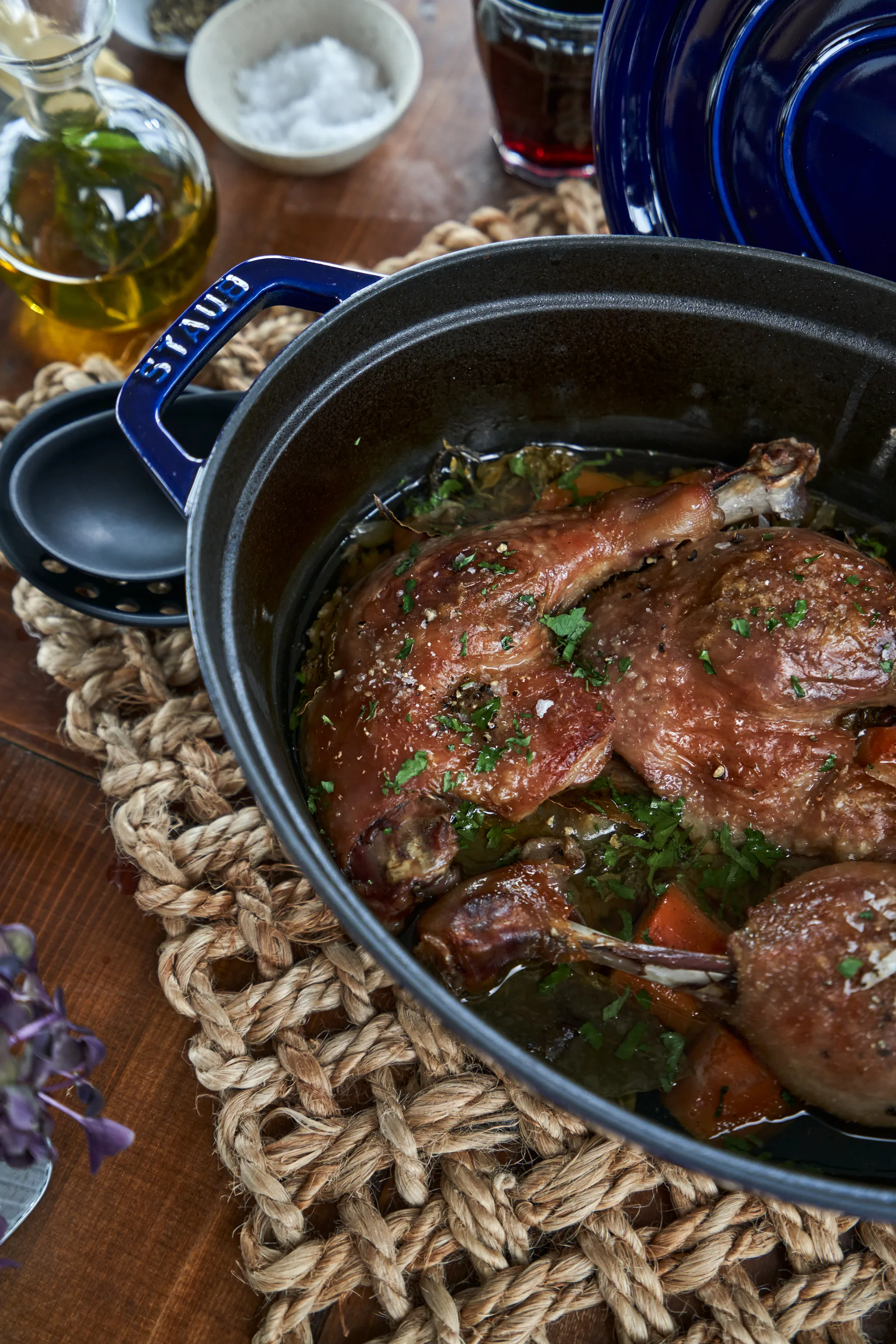 Cocotte en fonte ovale Staub, trois couches d'émail 4,2 l, bleu foncé STAUB