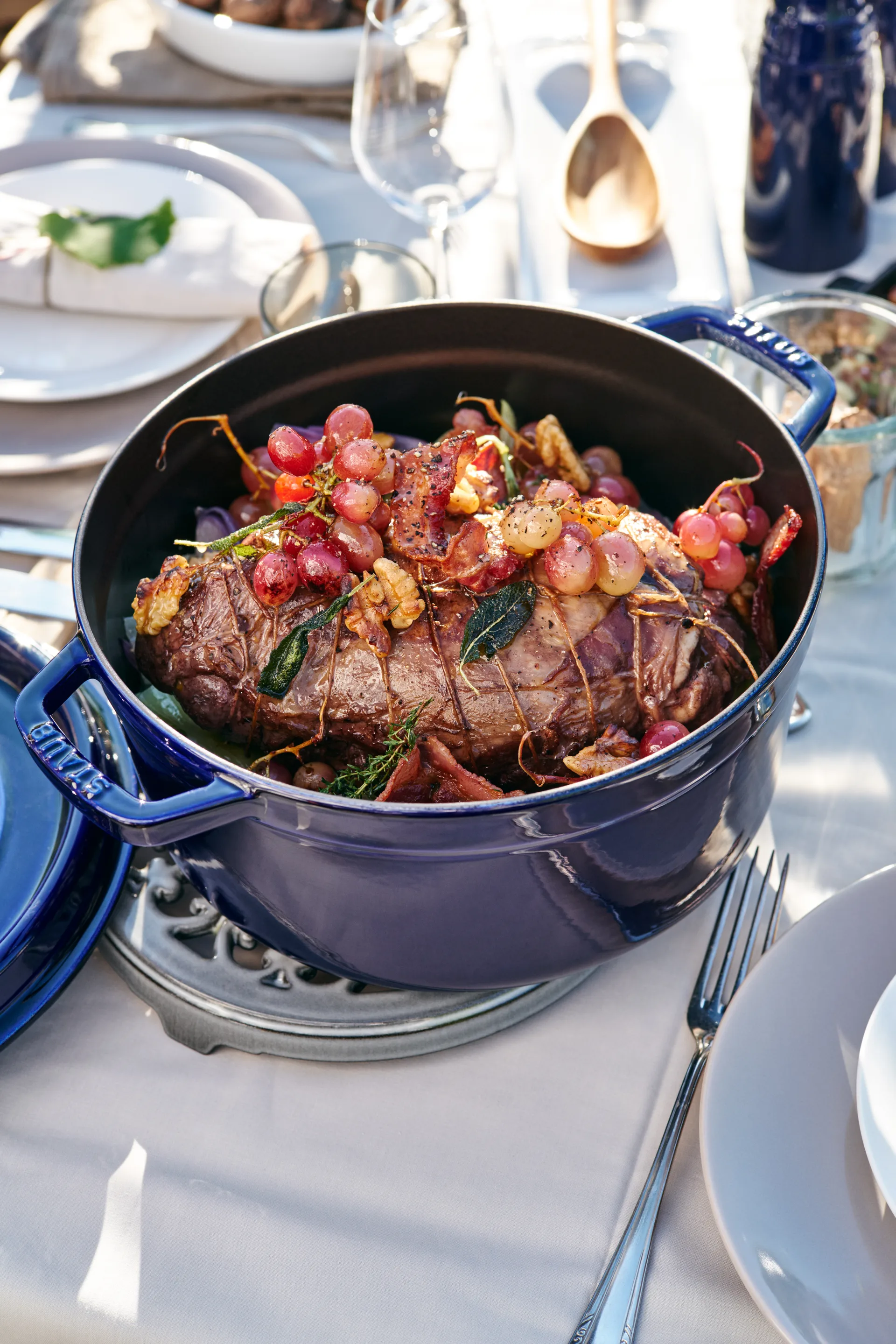 Cocotte en fonte ronde Staub, trois couches d'émail 5,2 l, bleu foncé STAUB