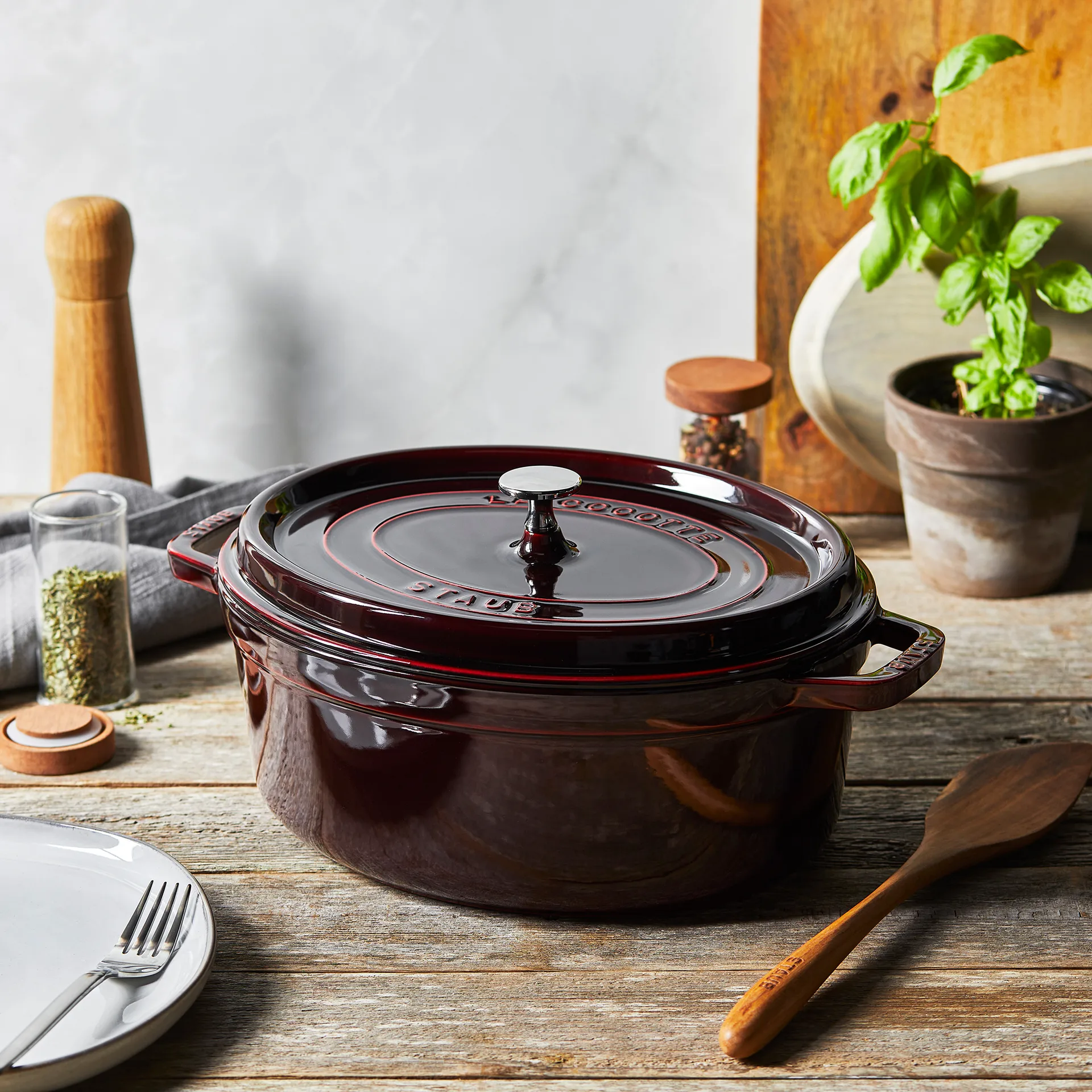 Cocotte ovale La Cocotte Staub fonte 5,5 L, Rouge grenadine STAUB