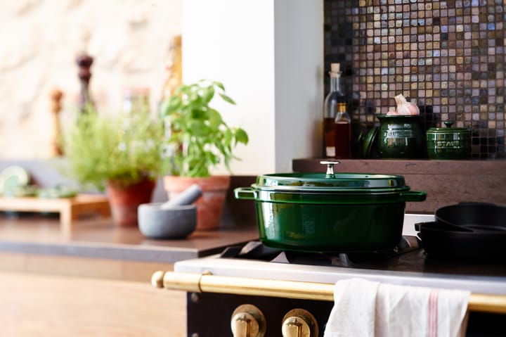 Cocotte ovale La Cocotte Staub fonte 6,7 L, Basilic vert STAUB