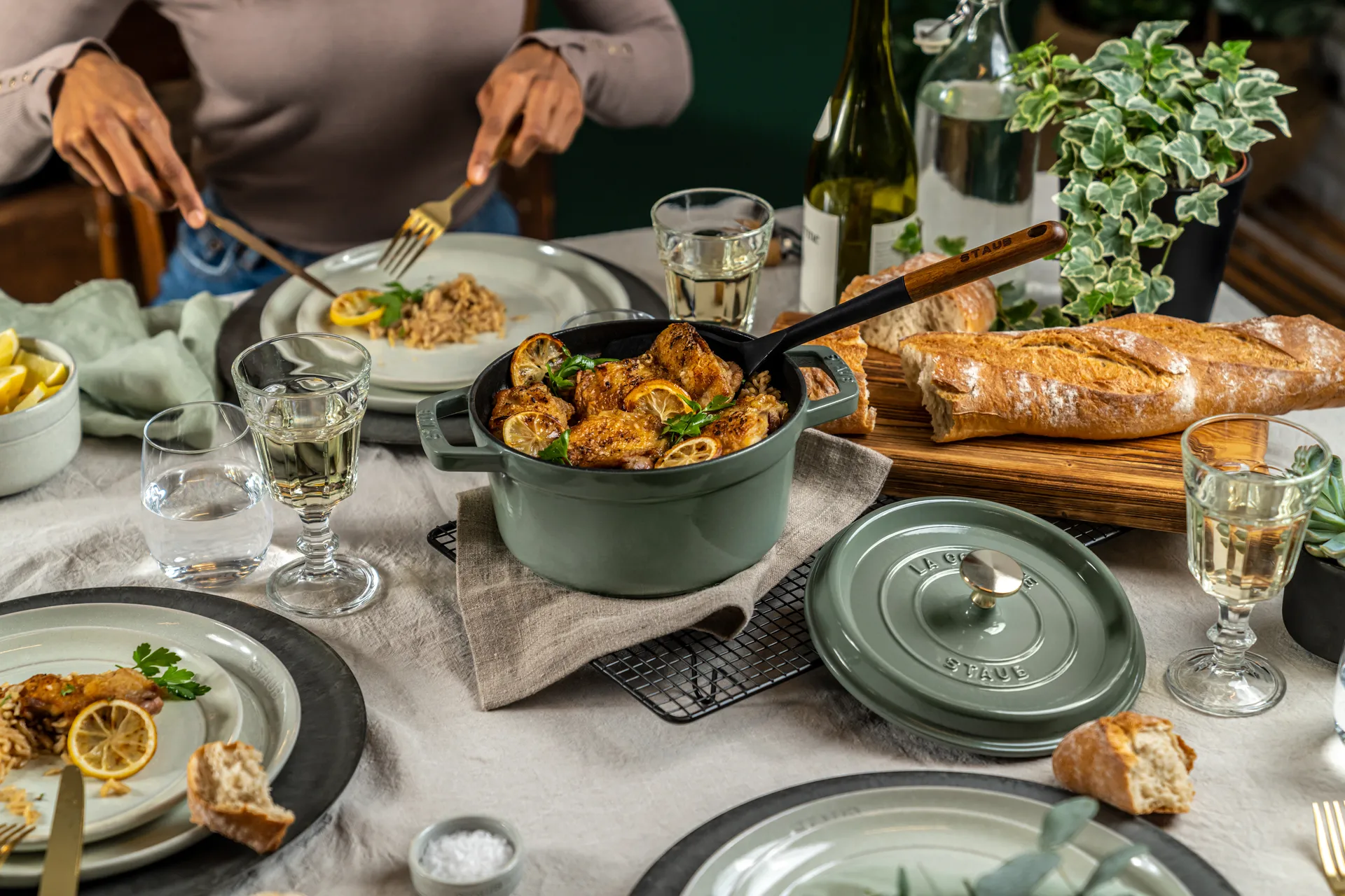 Cocotte ronde La Cocotte Staub fonte 3,8 L, Bois d'eucalyptus STAUB