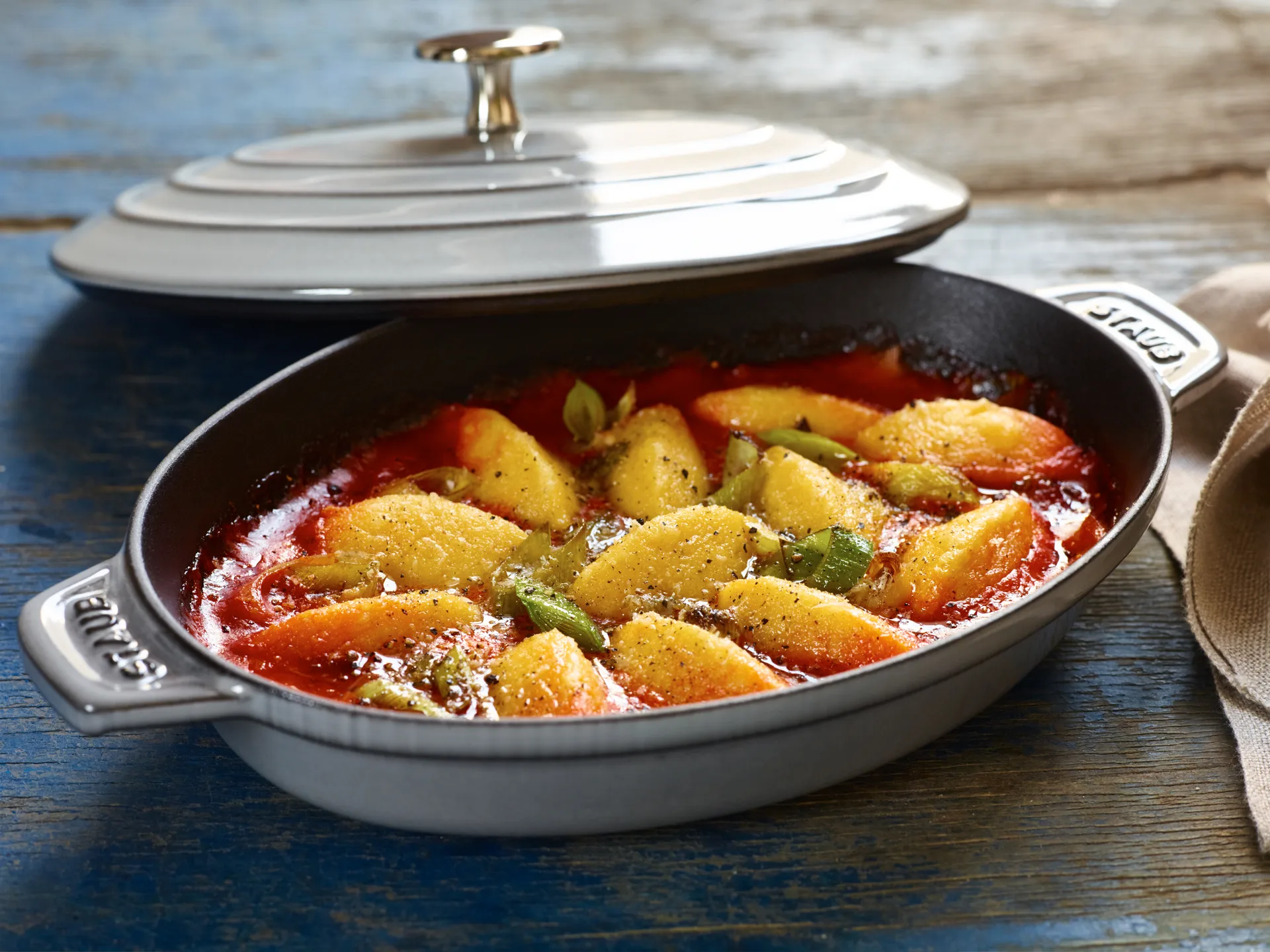 Plat à gratin Staub fonte avec couvercle ovale 23 cm, Gris graphite STAUB