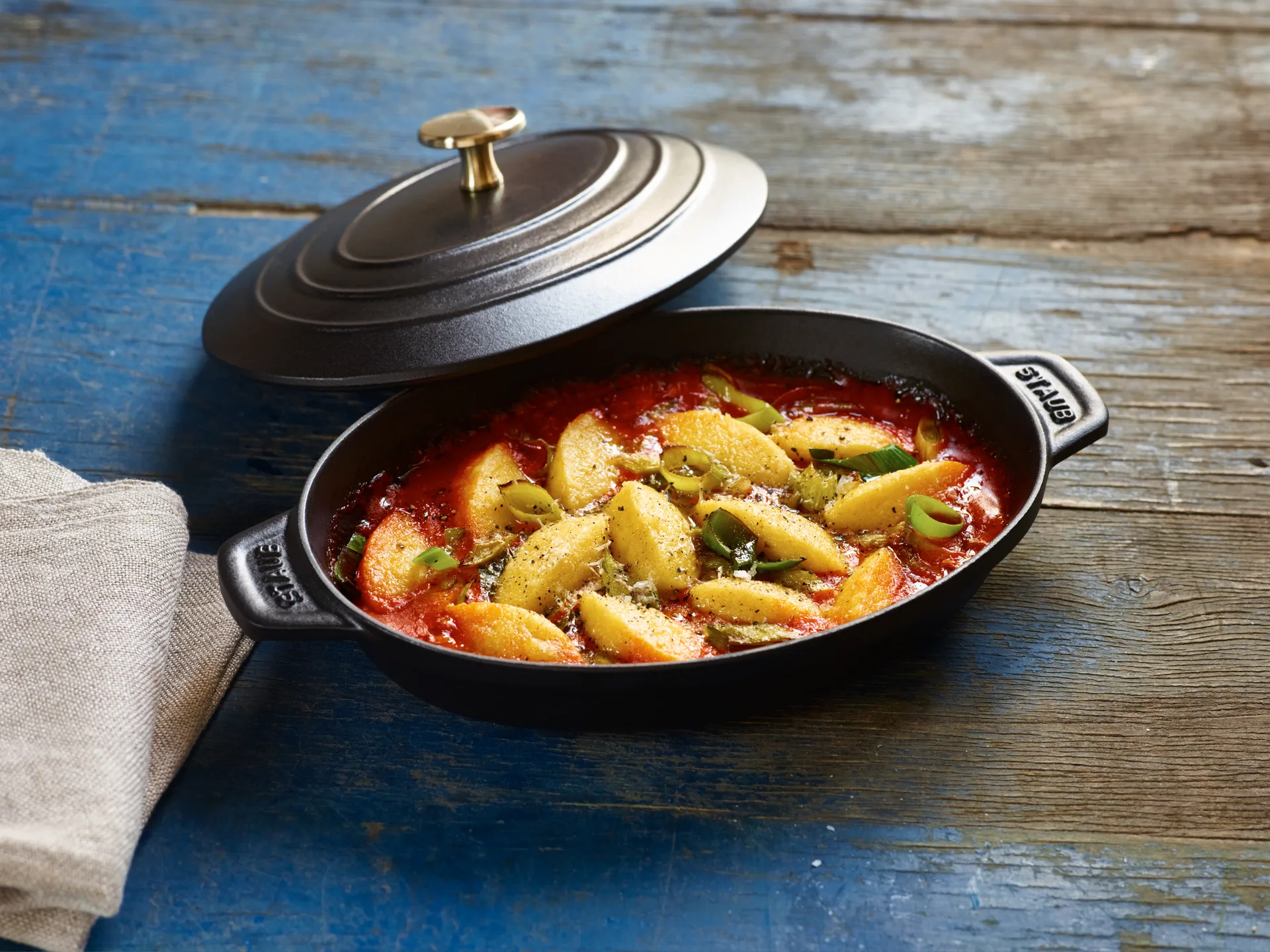 Plat à gratin Staub fonte avec couvercle ovale 23 cm, Noir STAUB