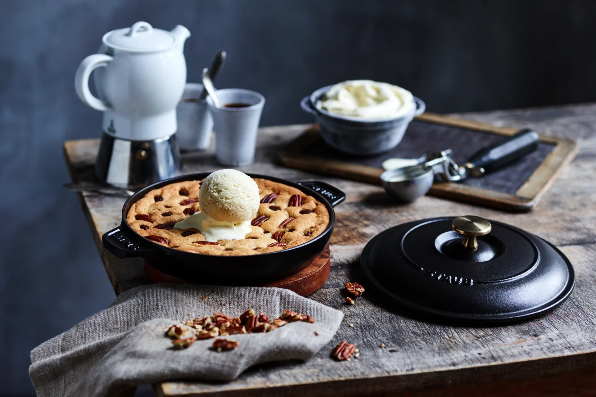 Plat à gratin Staub fonte avec couvercle rond Ø20 cm, Noir STAUB