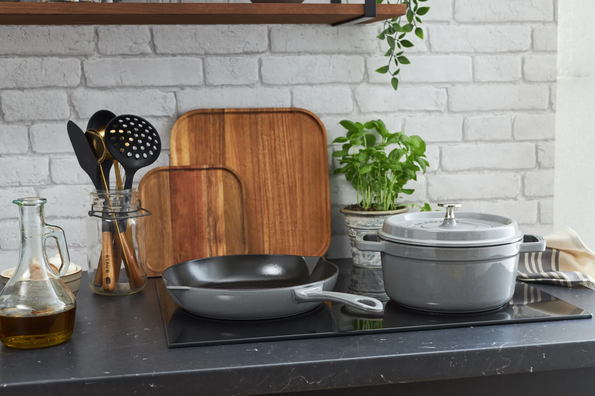 Poêle à frire Staub fonte noire avec bec verseur Ø26 cm, Gris graphite STAUB