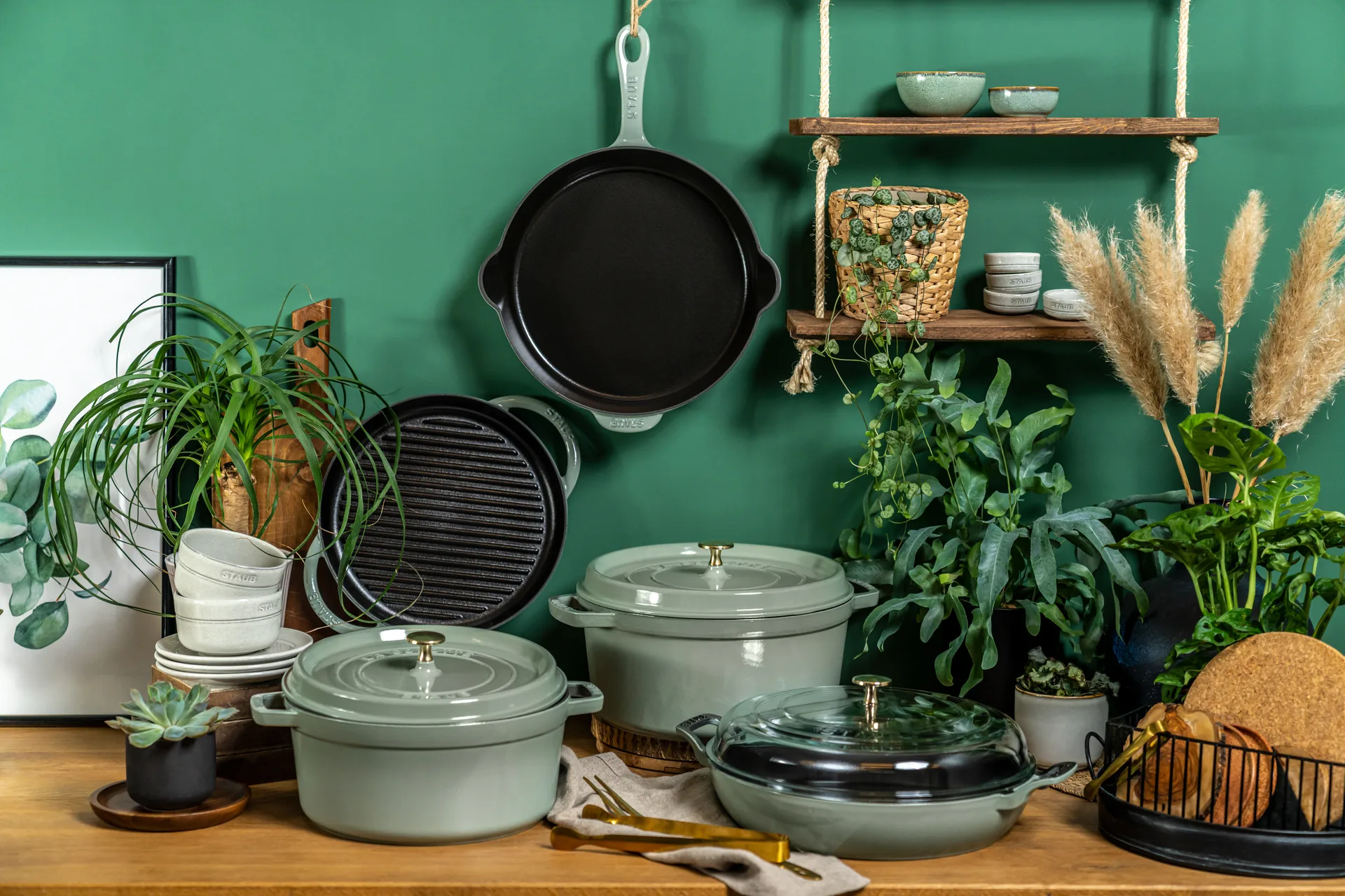 Poêle à frire Staub fonte noire avec bec verseur Ø28 cm, Bois d'eucalyptus STAUB