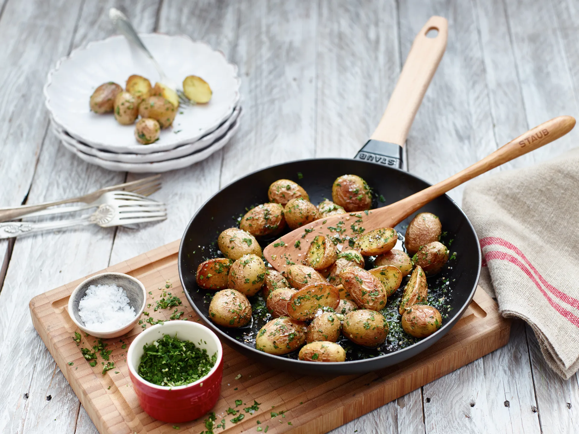 Poêle à frire Staub fonte noire avec manche en bois clair, Ø20 cm STAUB
