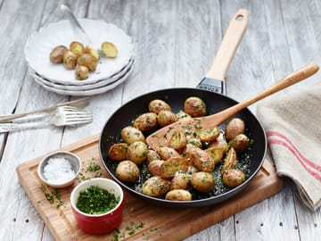 Poêle à frire Staub fonte noire avec manche en bois clair - Ø20 cm - STAUB
