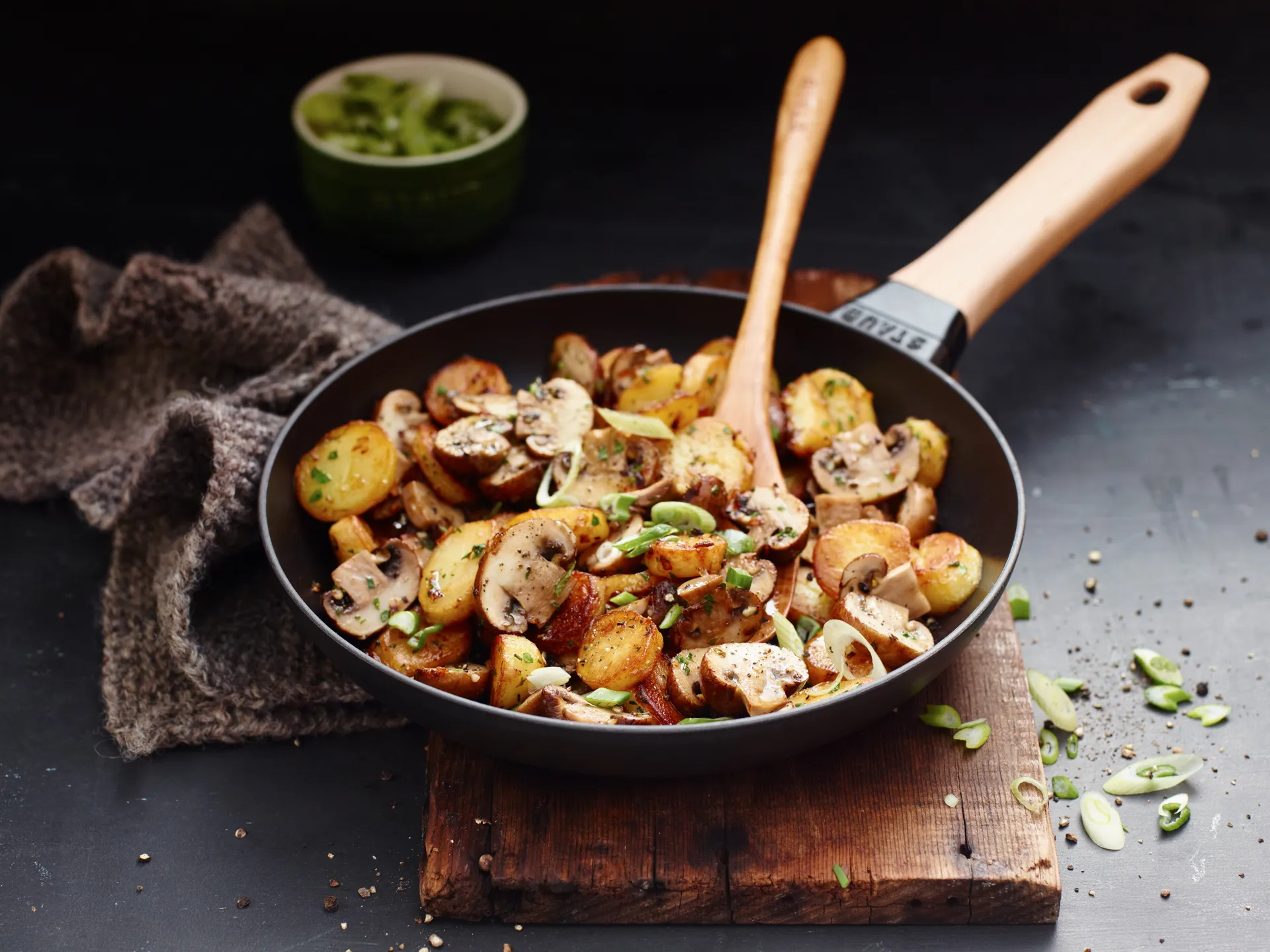 Poêle à frire Staub fonte noire avec manche en bois clair, Ø24 cm STAUB