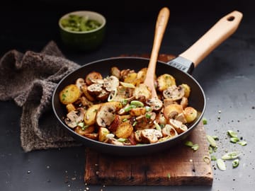 Poêle à frire Staub fonte noire avec manche en bois clair - Ø24 cm - STAUB