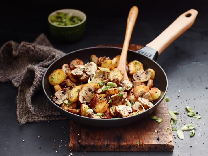 Poêle à frire Staub fonte noire avec manche en bois clair, Ø24 cm STAUB