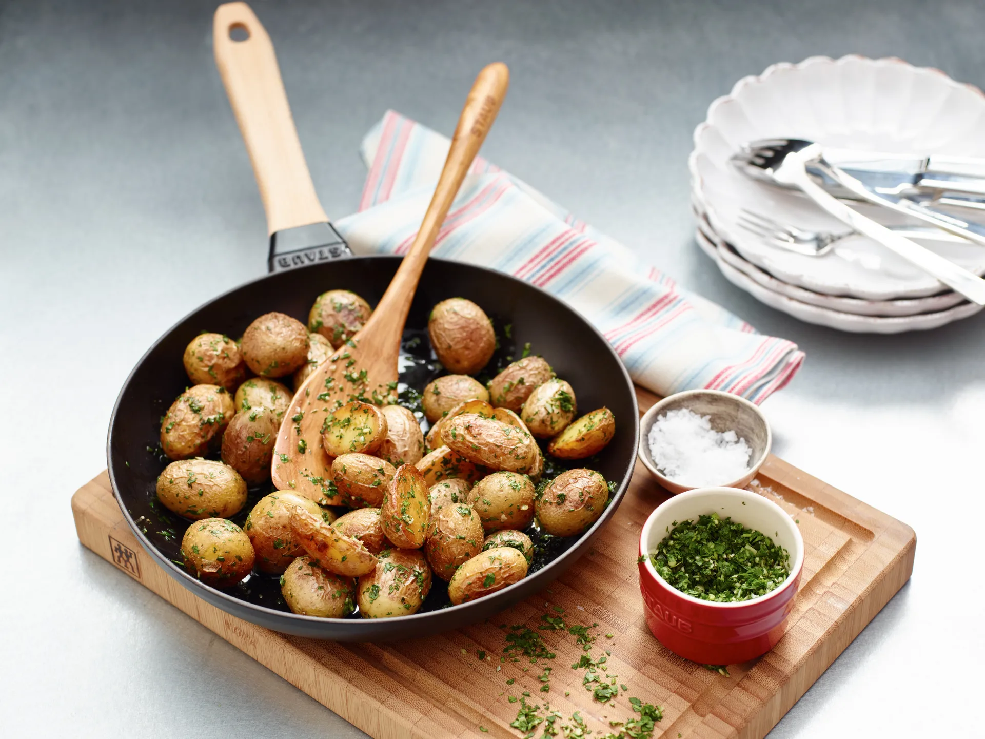 Poêle à frire Staub fonte noire avec manche en bois clair, Ø26 cm STAUB