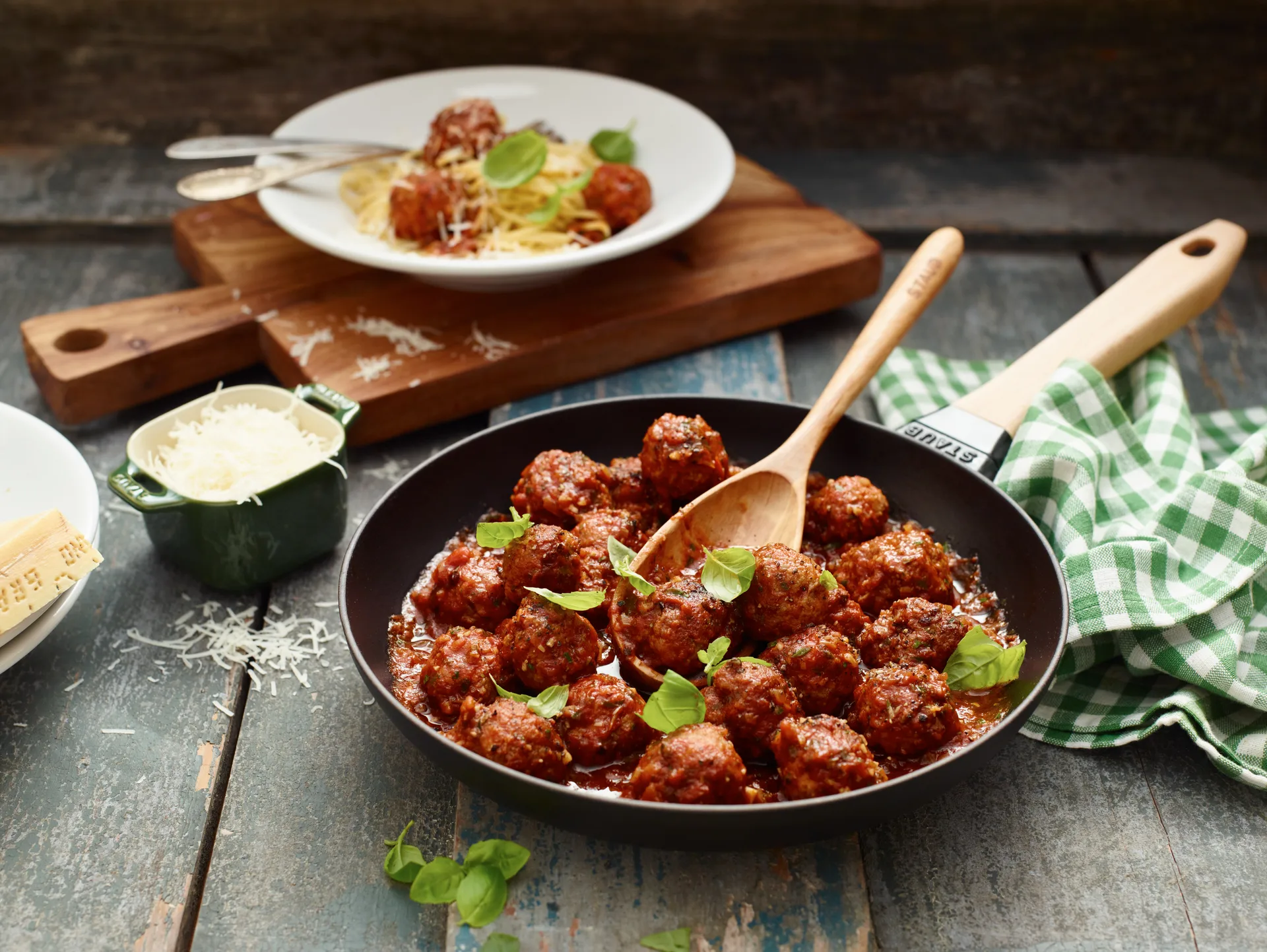 Poêle à frire Staub fonte noire avec manche en bois clair, Ø26 cm STAUB