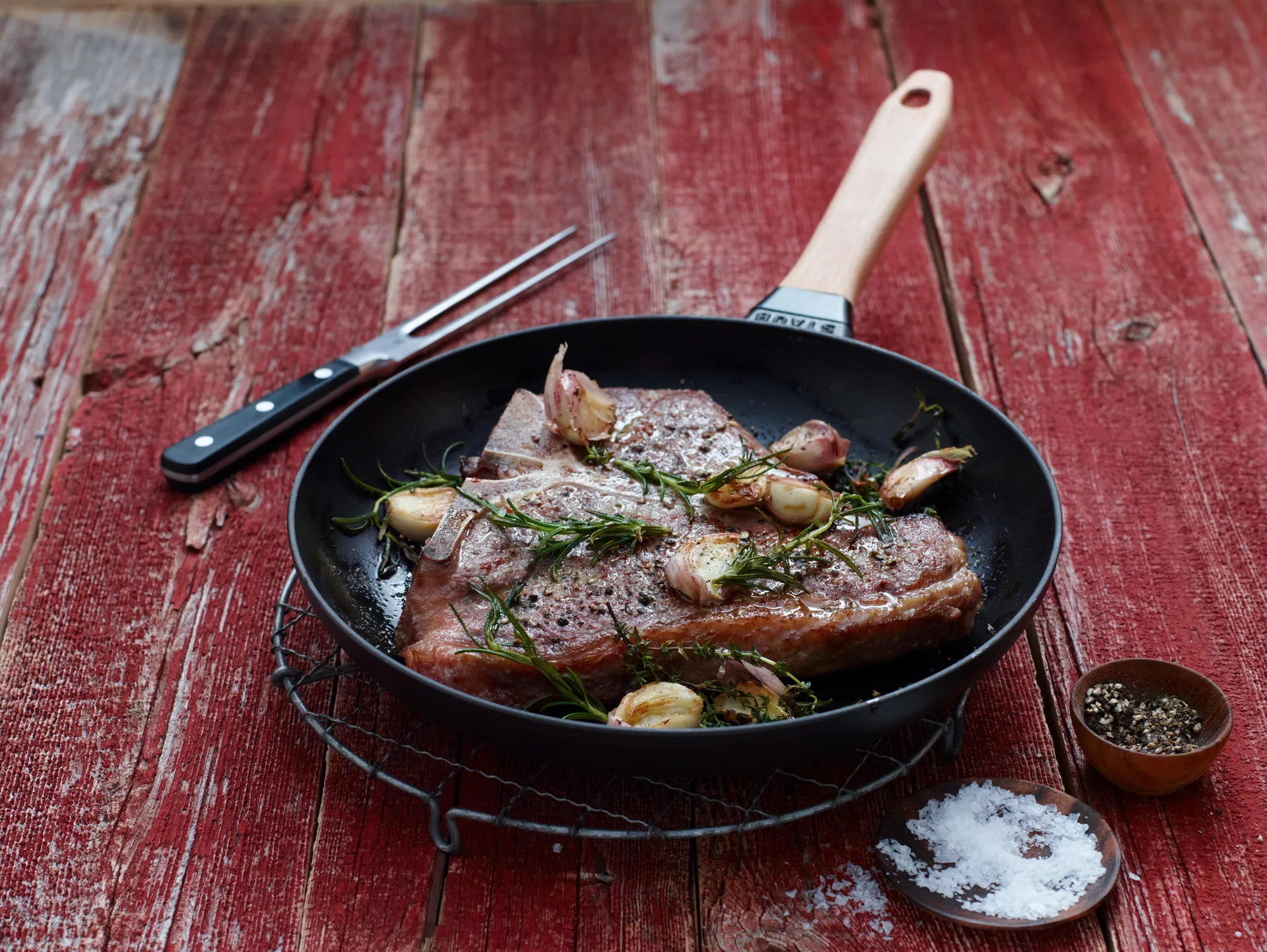 Poêle à frire Staub fonte noire avec manche en bois clair, Ø28 cm STAUB