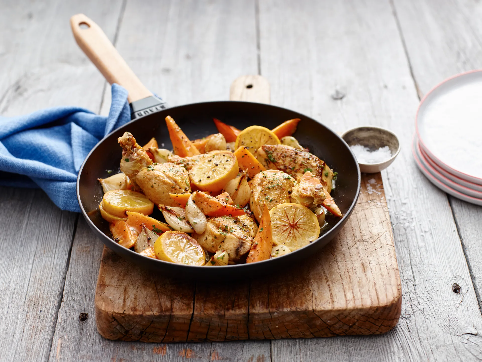 Poêle à frire Staub fonte noire avec manche en bois clair, Ø28 cm STAUB