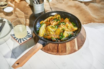 Poêle à frire Staub fonte noire avec manche en bois clair - Ø28 cm - STAUB