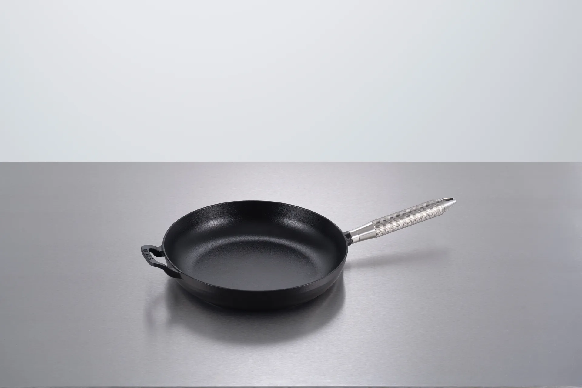 Poêle en fonte noire Buster & Punch Ø28 cm, Poignée en acier STAUB
