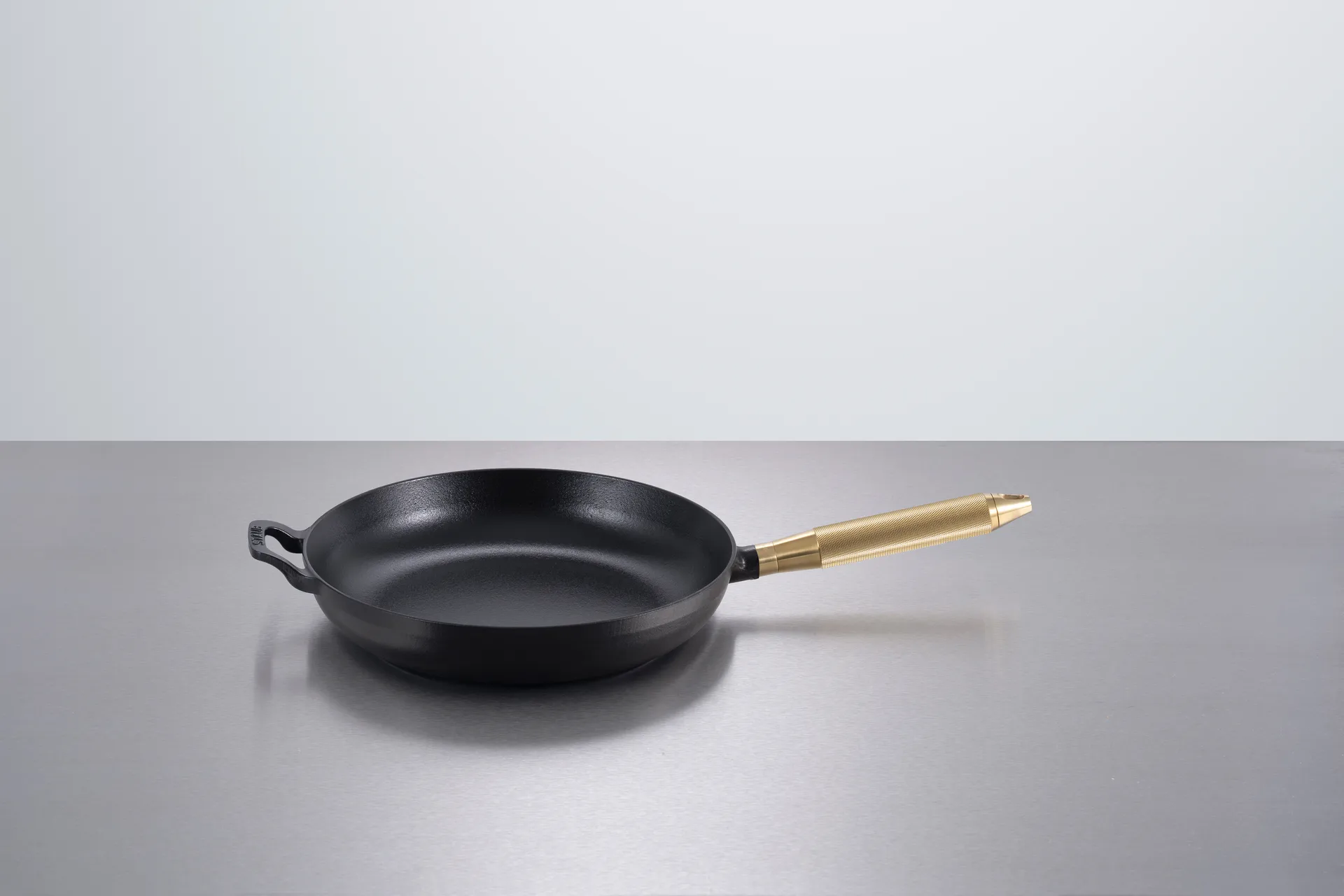 Poêle en fonte noire Buster & Punch Ø28 cm, Poignée en laiton STAUB