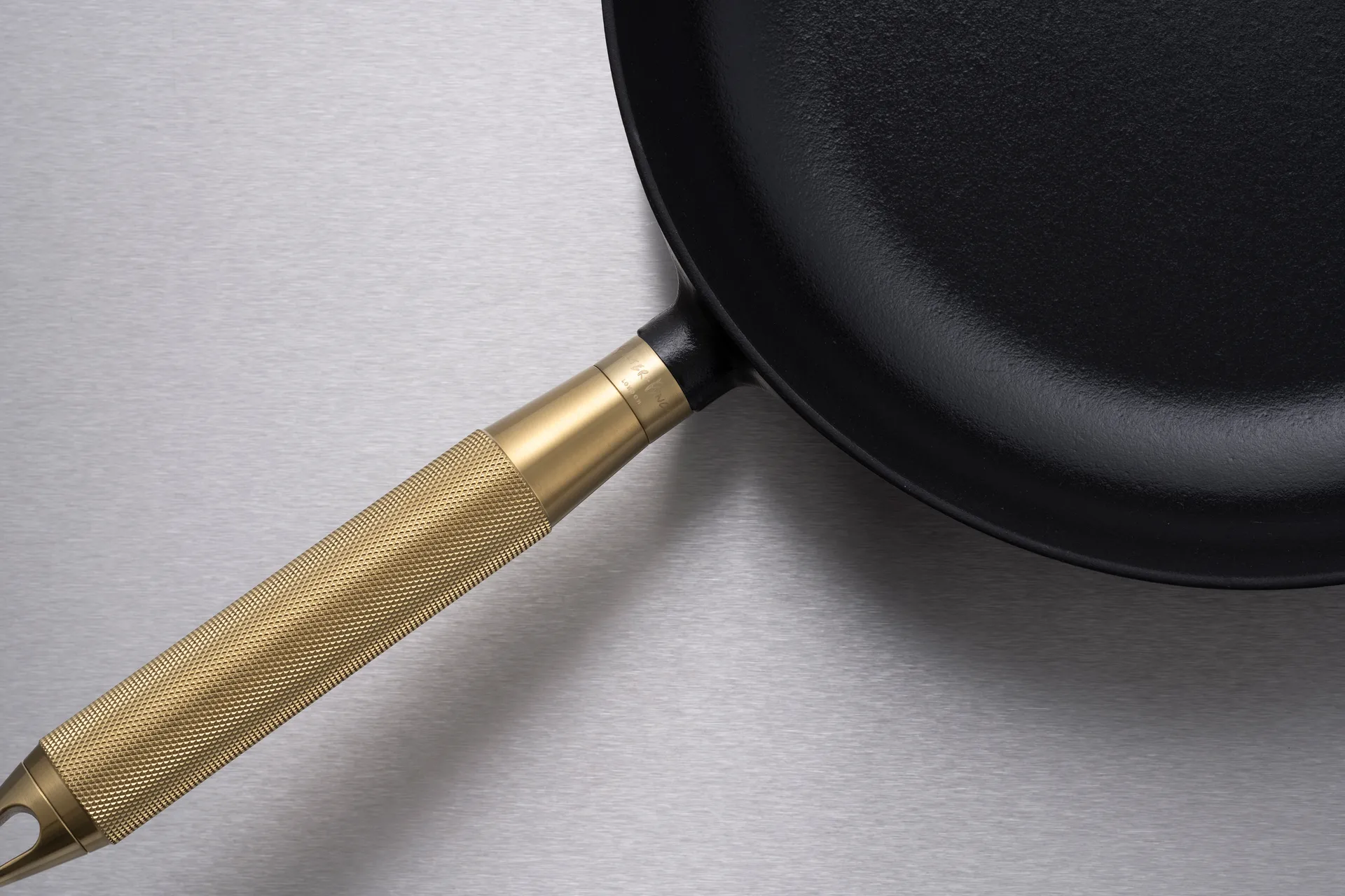 Poêle en fonte noire Buster & Punch Ø28 cm, Poignée en laiton STAUB