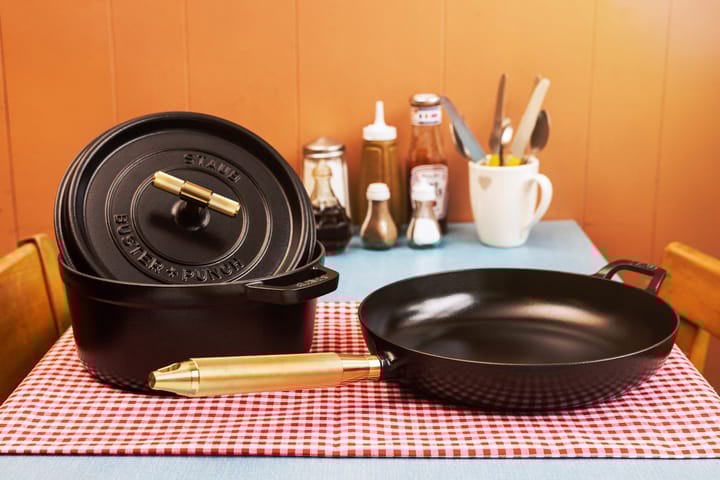 Poêle en fonte noire Buster & Punch Ø28 cm, Poignée en laiton STAUB